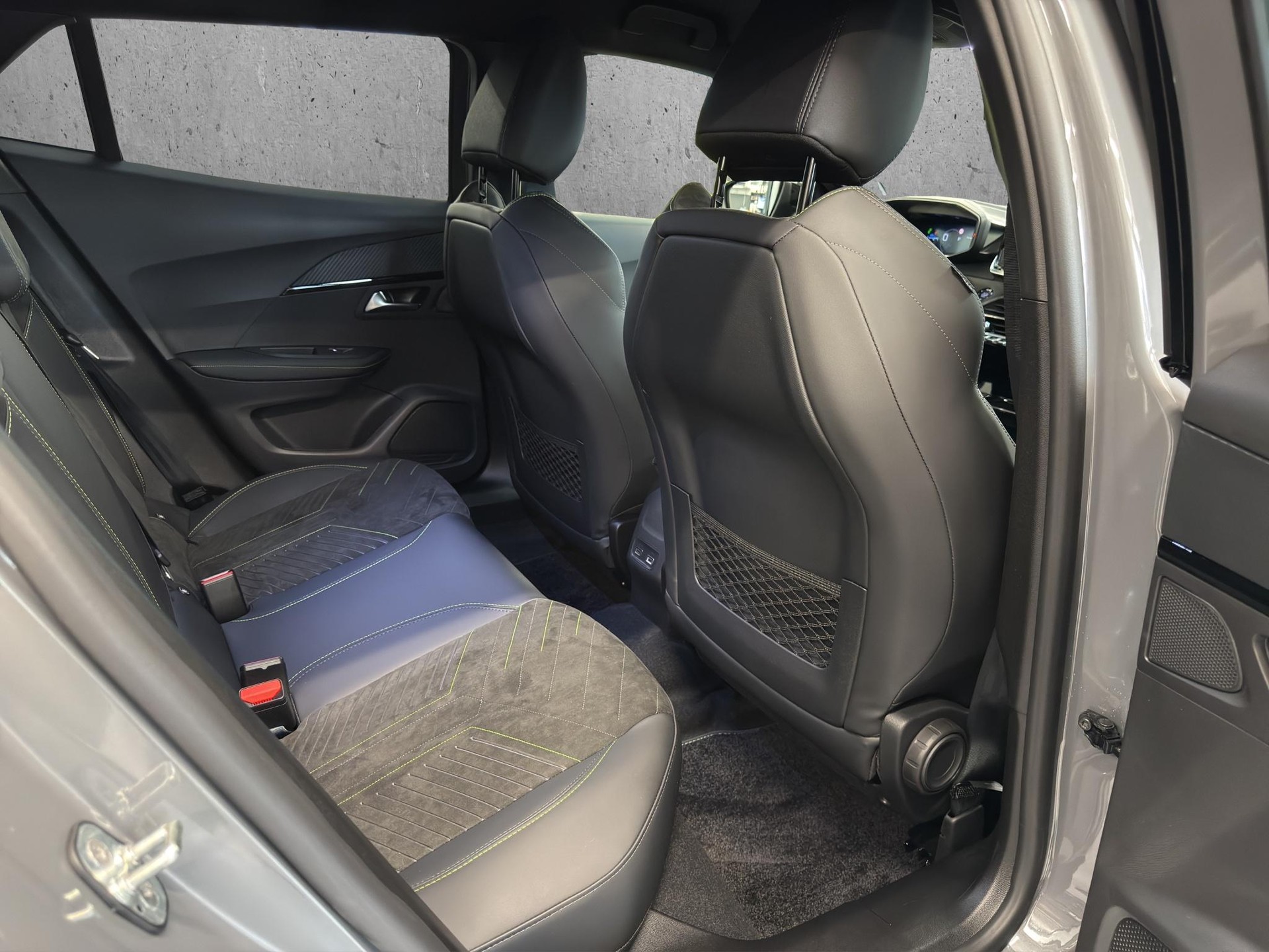 PEUGEOT 2008 1.2 Hybrid 145 GT-image-16