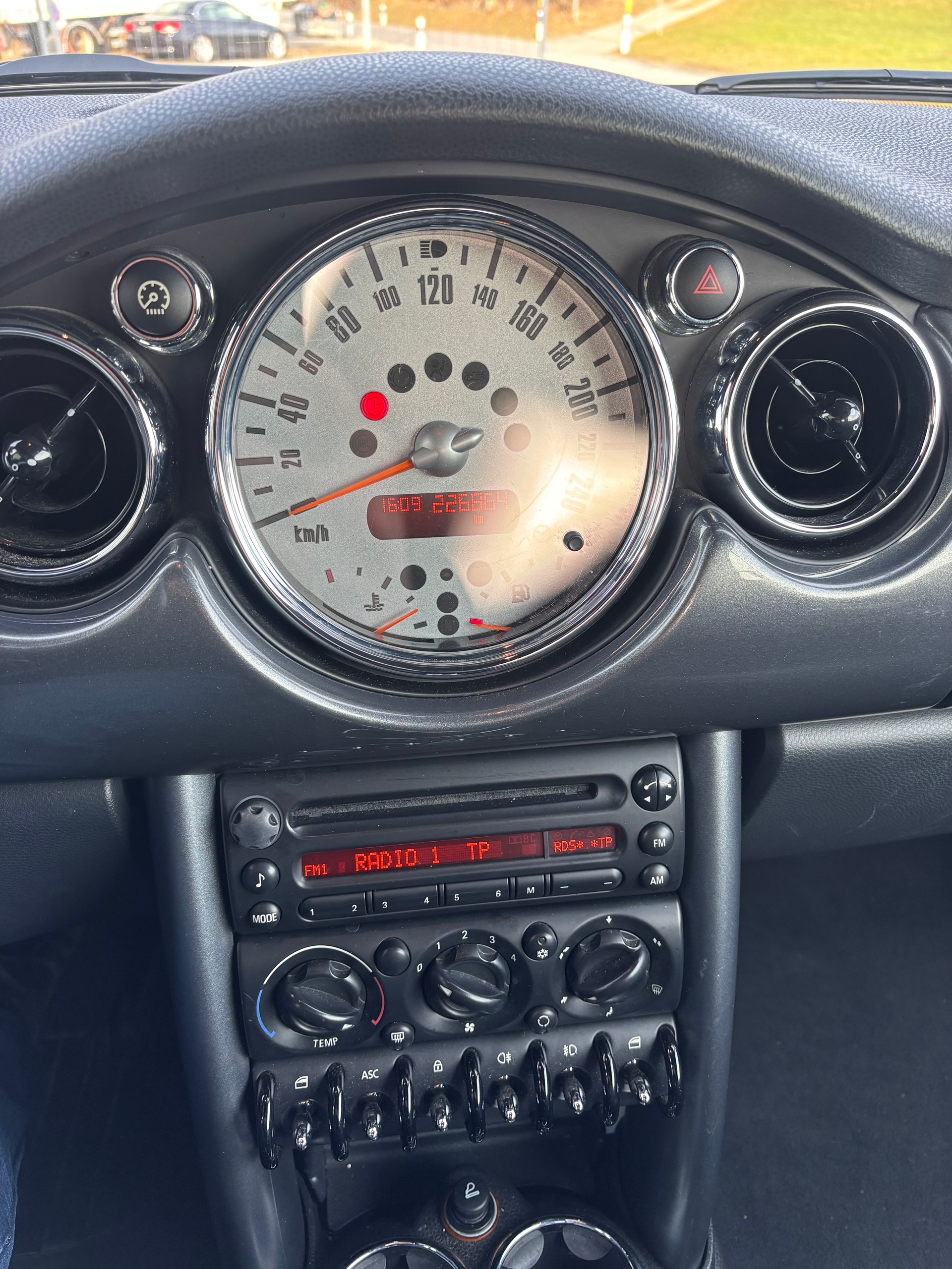MINI Cooper Cabriolet-image-12