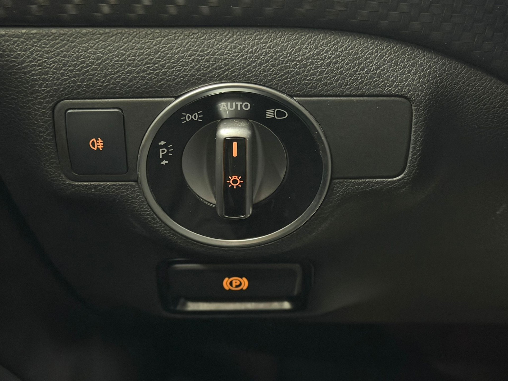 MERCEDES-BENZ A 220 AMG Line 4Matic 7G-DCT-image-13