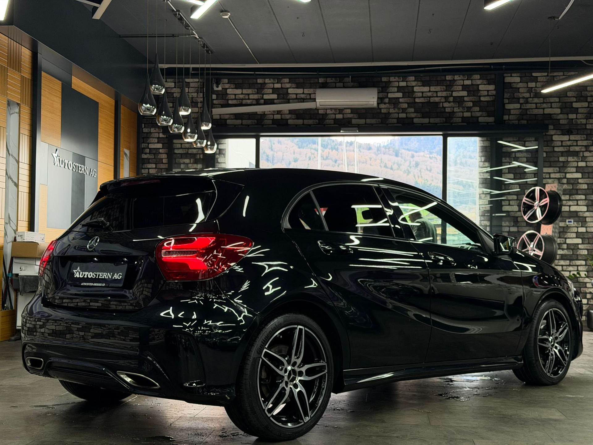 MERCEDES-BENZ A 220 AMG Line 4Matic 7G-DCT-image-4