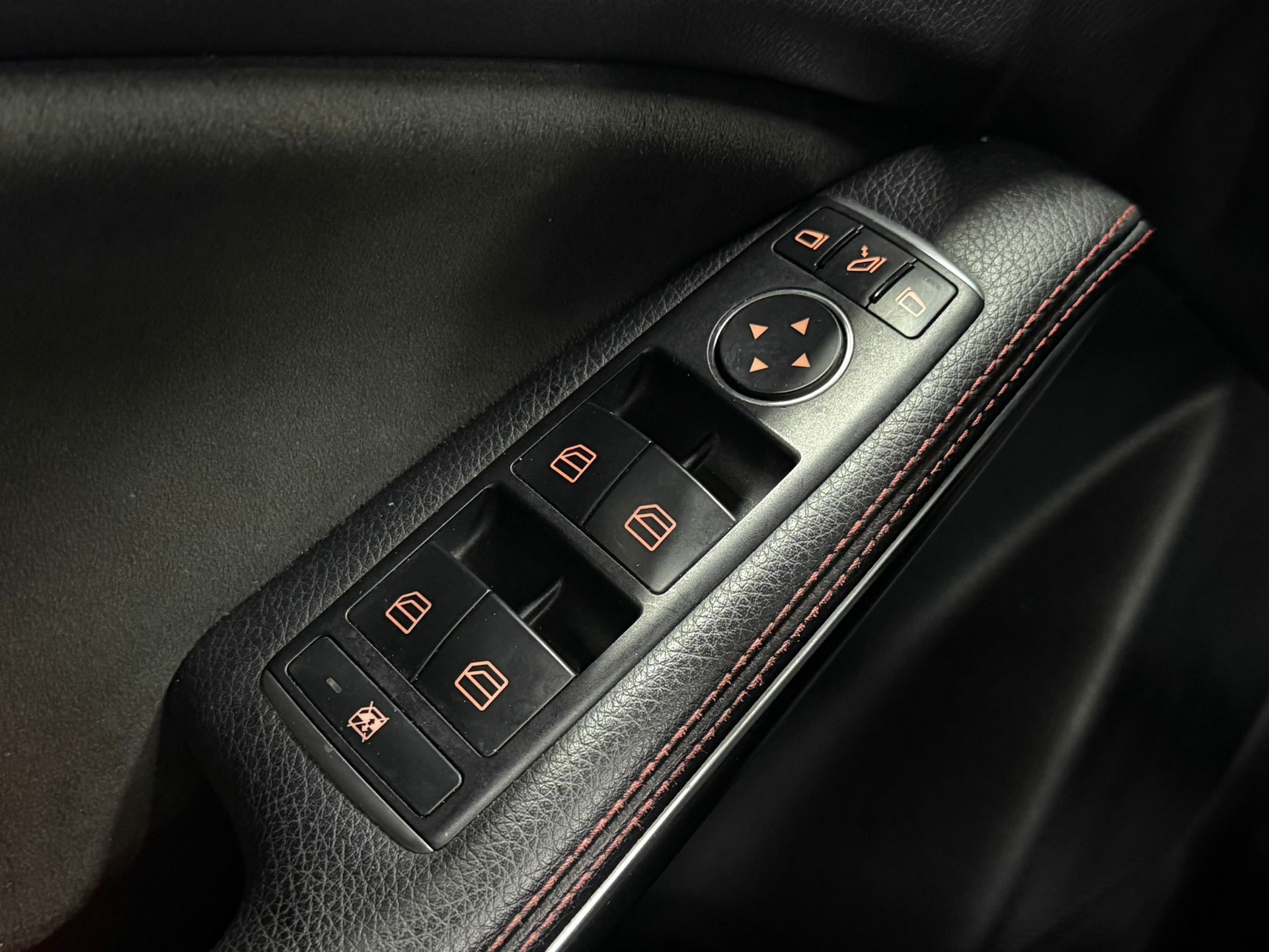 MERCEDES-BENZ A 220 AMG Line 4Matic 7G-DCT-image-12