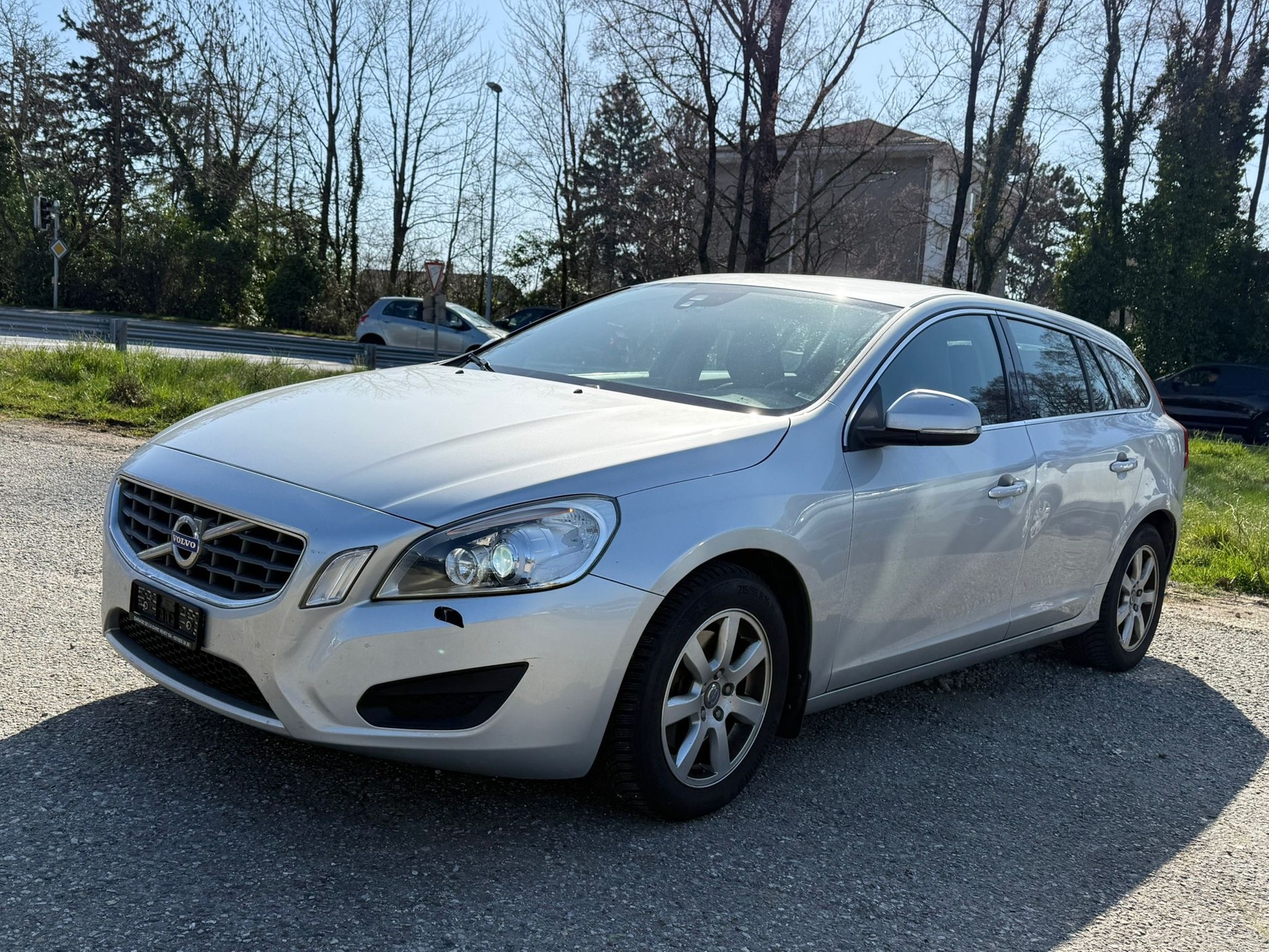 VOLVO V60 T4 Momentum-image-1