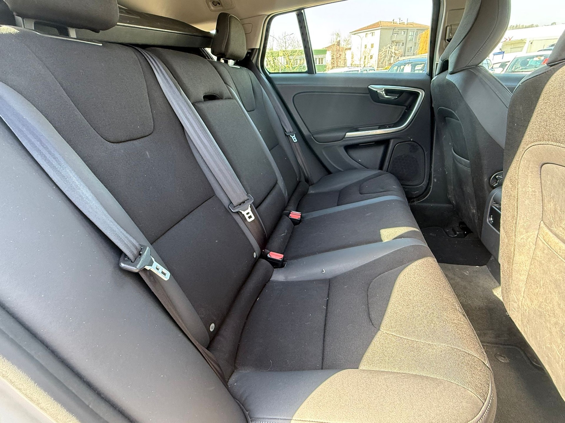 VOLVO V60 T4 Momentum-image-11
