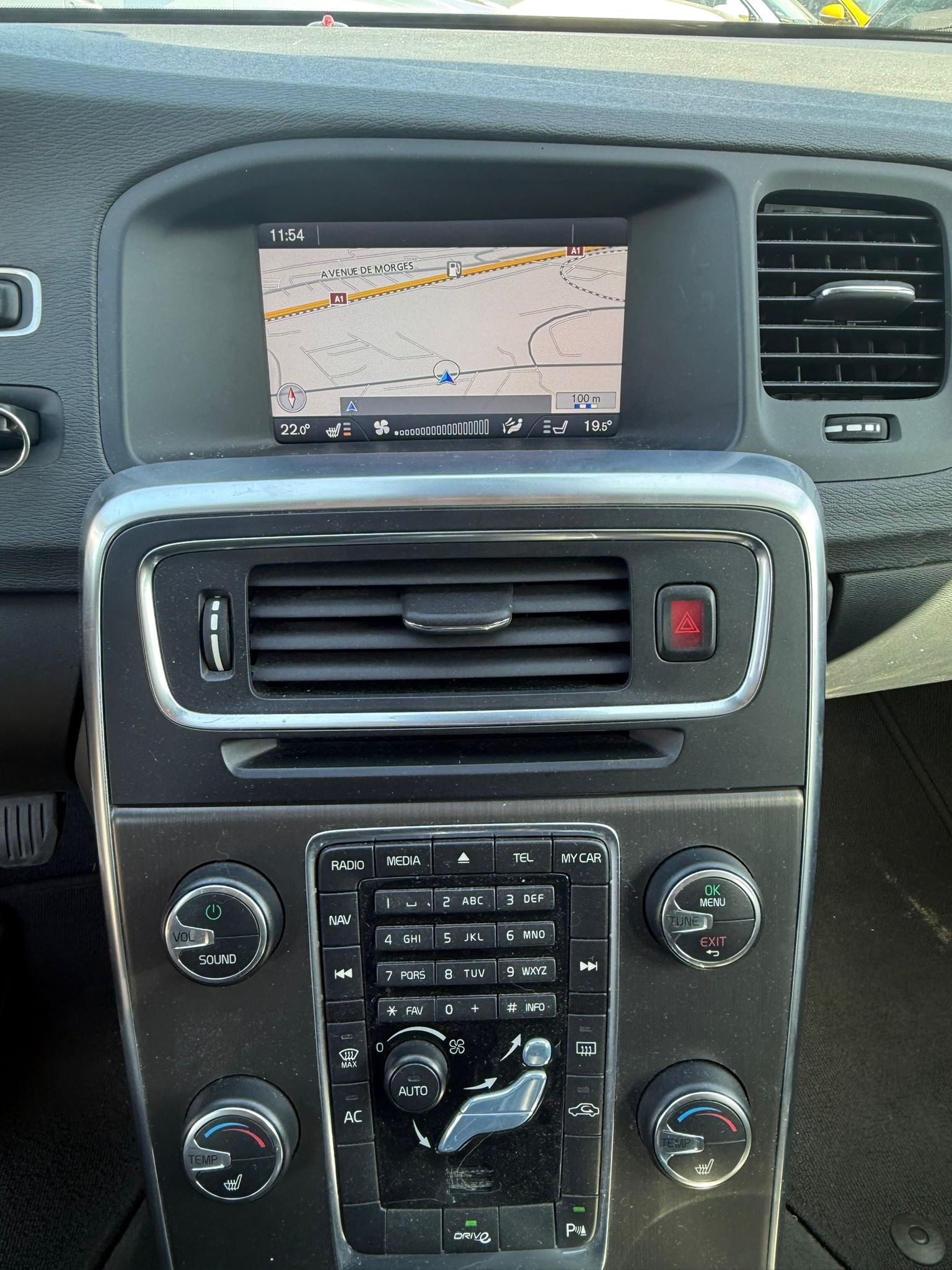 VOLVO V60 T4 Momentum-image-13