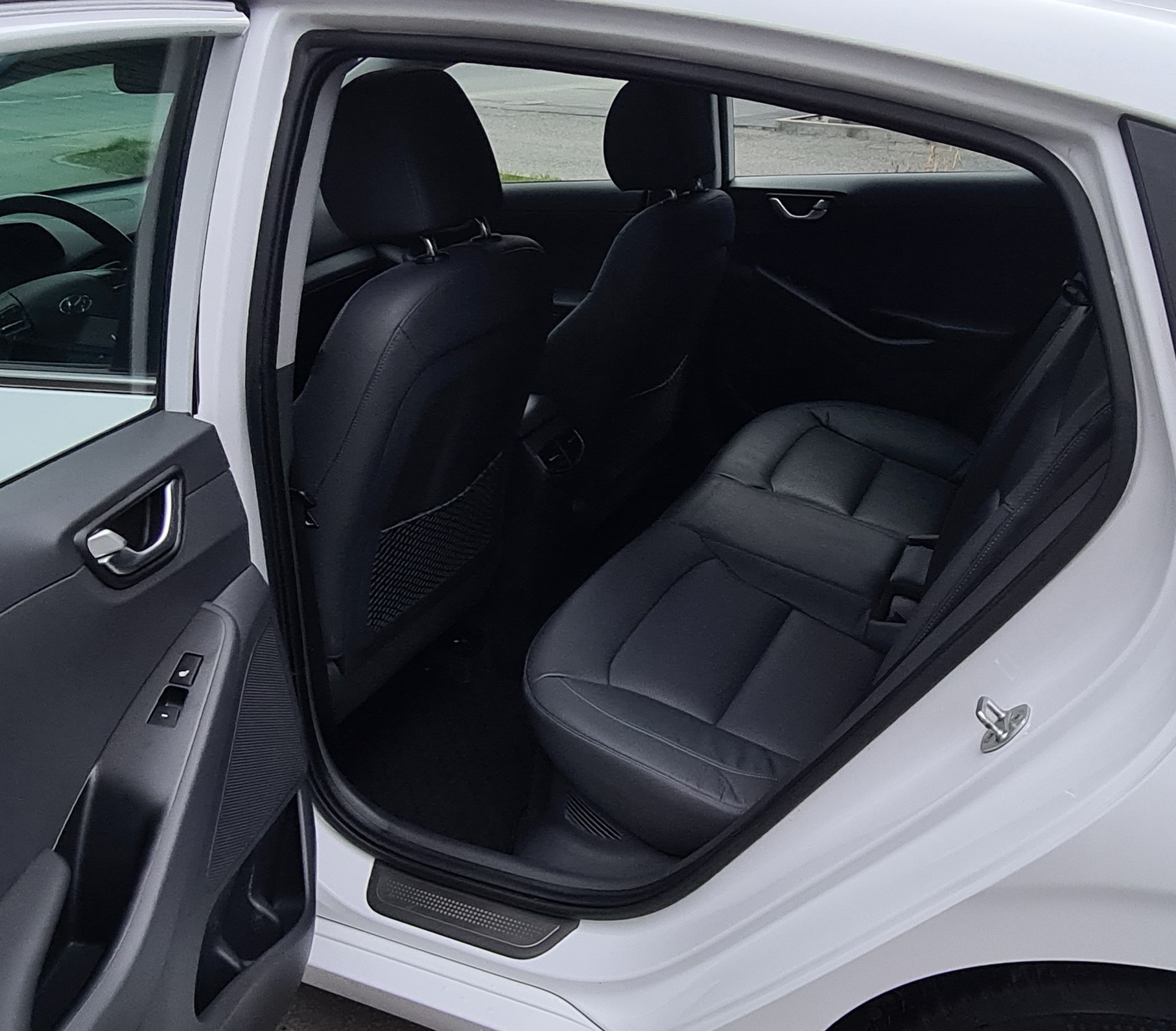 HYUNDAI Ioniq 1.6 GDi HEV Launch Plus DCT-image-11