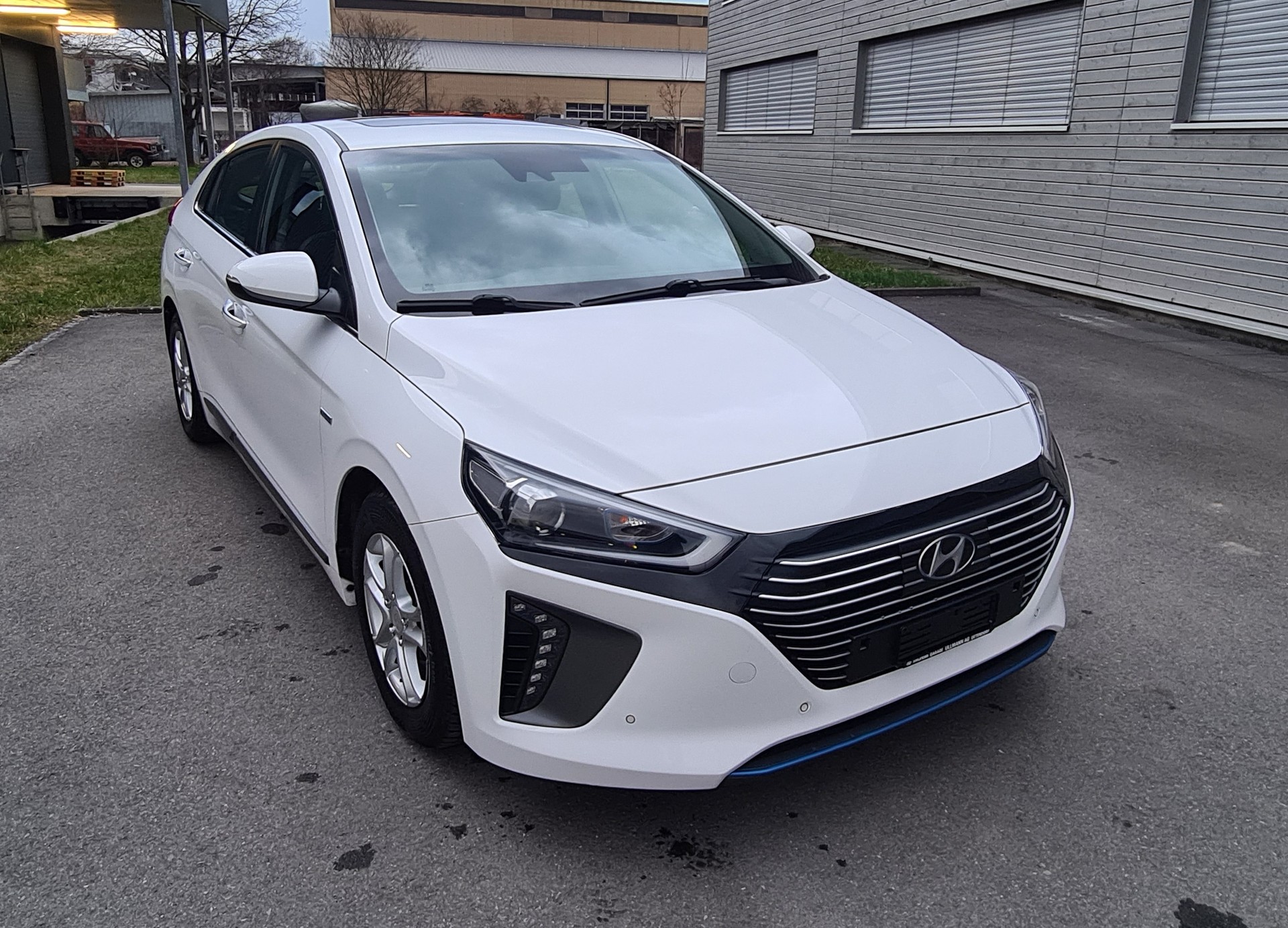HYUNDAI Ioniq 1.6 GDi HEV Launch Plus DCT-image-1