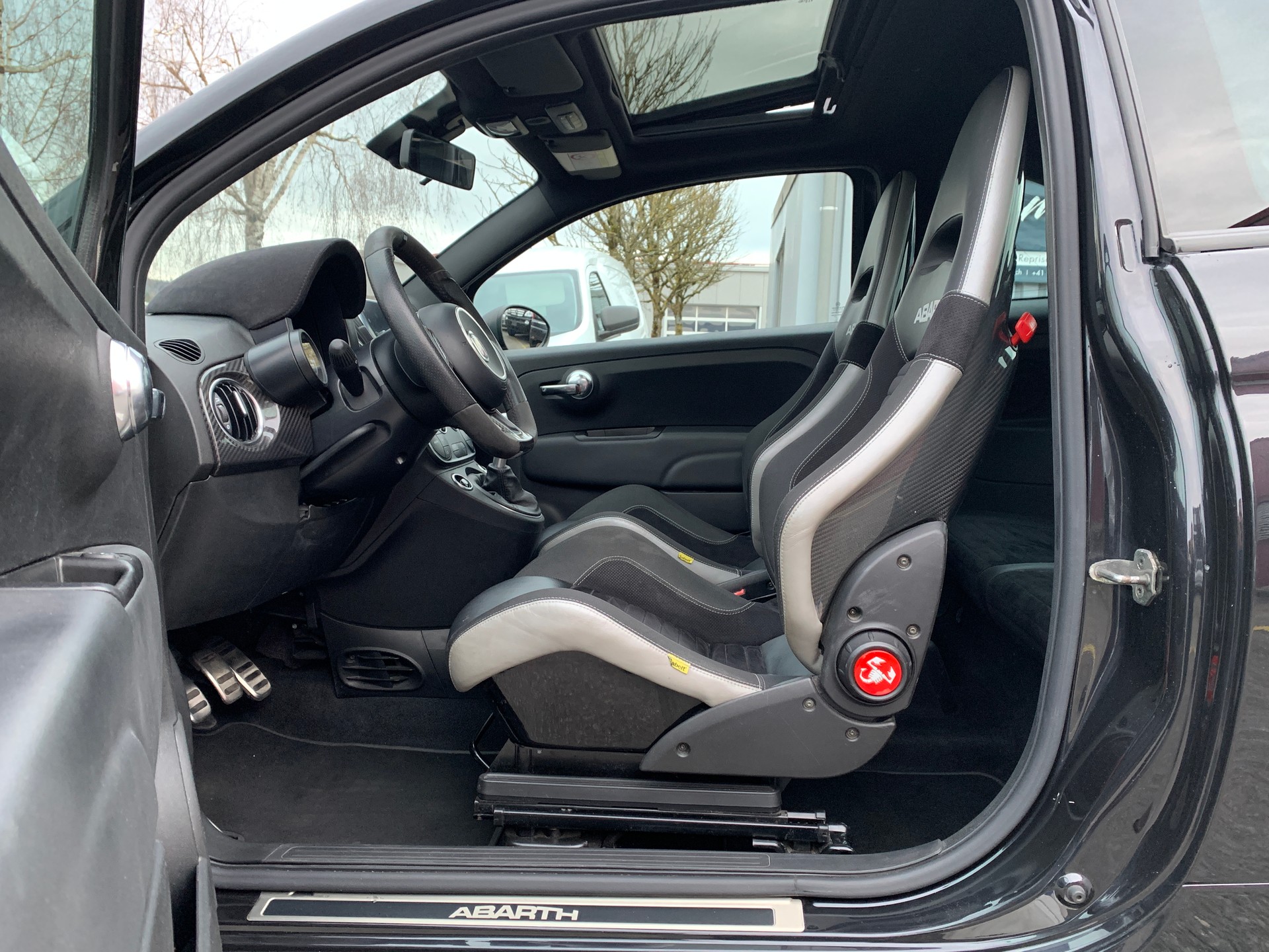 FIAT 595 1.4 16V Turbo Abarth Competizione l Sabelt l Carbone l Toît ouvrant l Freins sport Brembo l Audio Beats-image-6