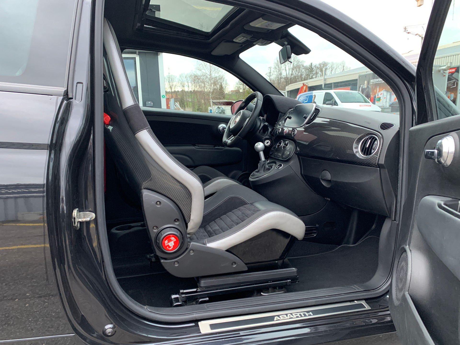 FIAT 595 1.4 16V Turbo Abarth Competizione l Sabelt l Carbone l Toît ouvrant l Freins sport Brembo l Audio Beats-image-9