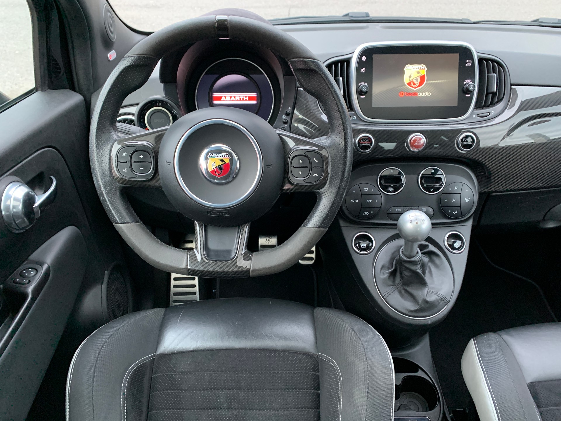 FIAT 595 1.4 16V Turbo Abarth Competizione l Sabelt l Carbone l Toît ouvrant l Freins sport Brembo l Audio Beats-image-8