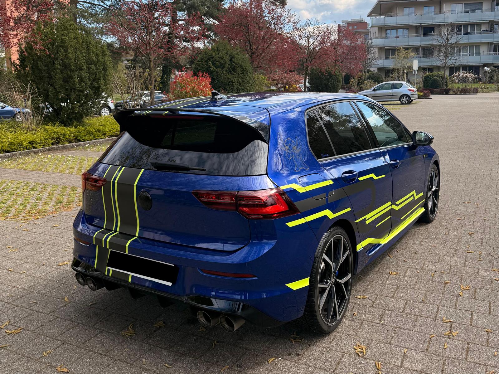 VW Golf 2.0 TSI R DSG 4Motion-image-1