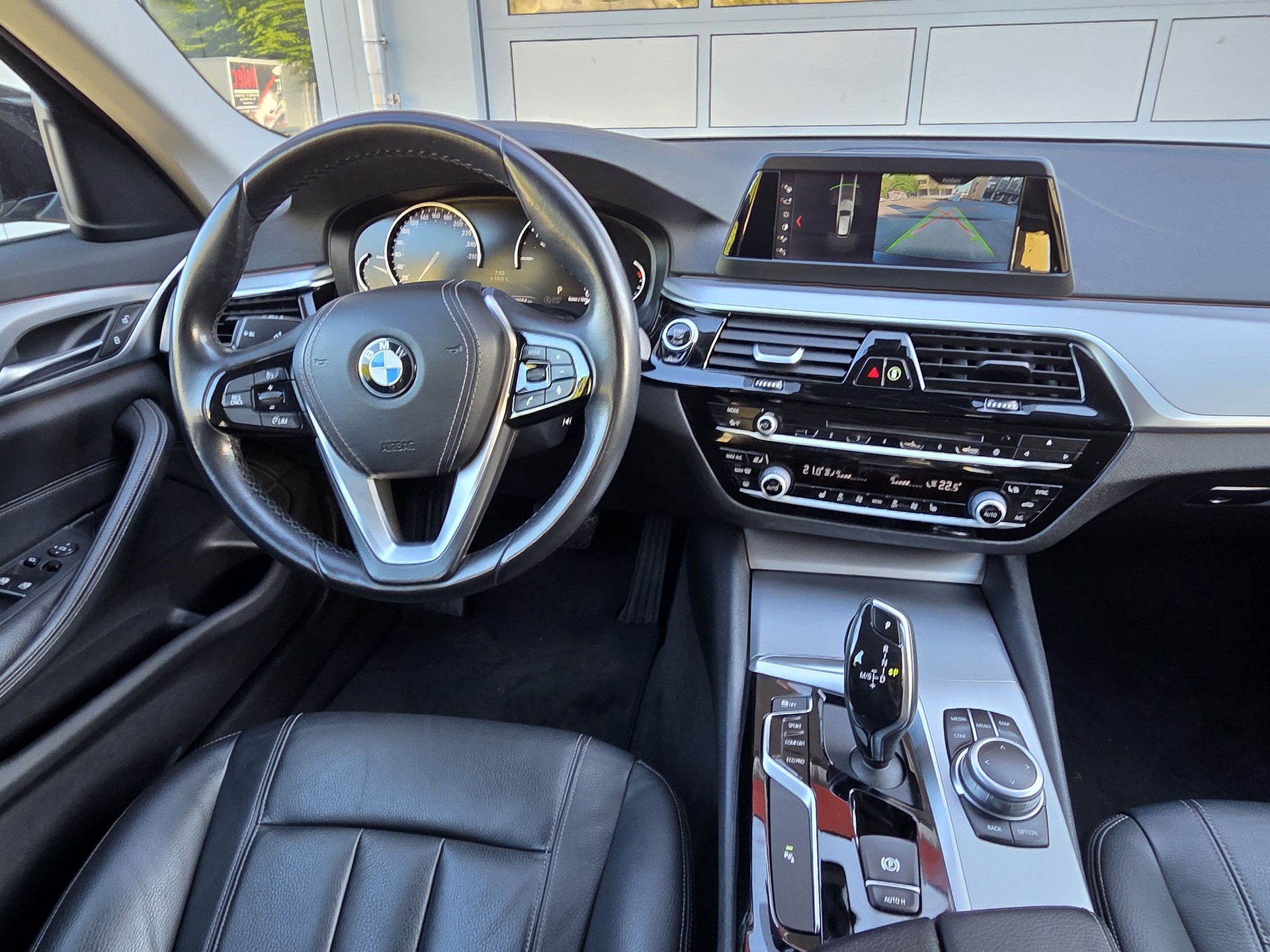 BMW 520d xDrive Touring Luxury-image-17