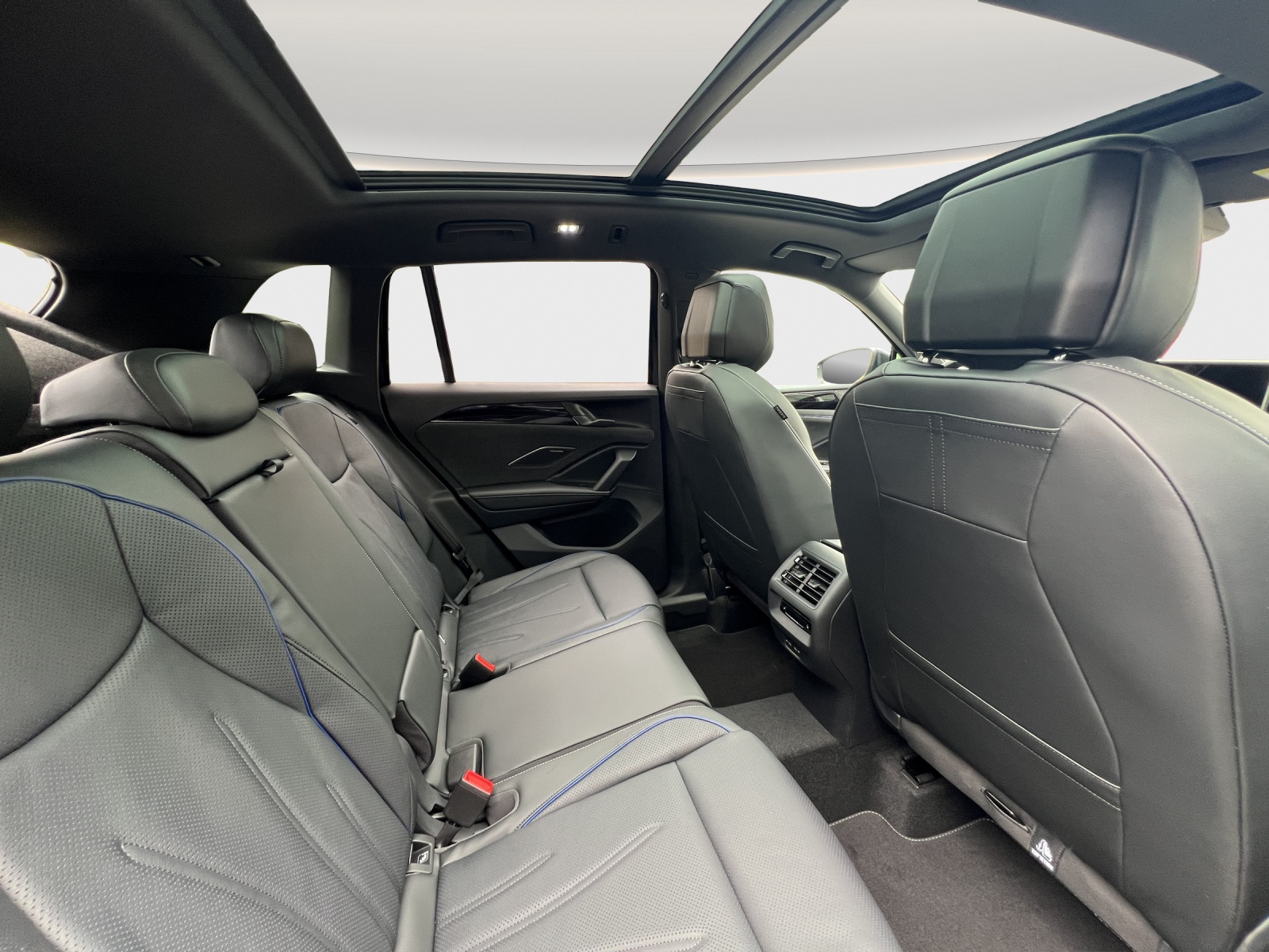 VW Tiguan 2.0 TSI DSG R-Line 4Motion-image-11