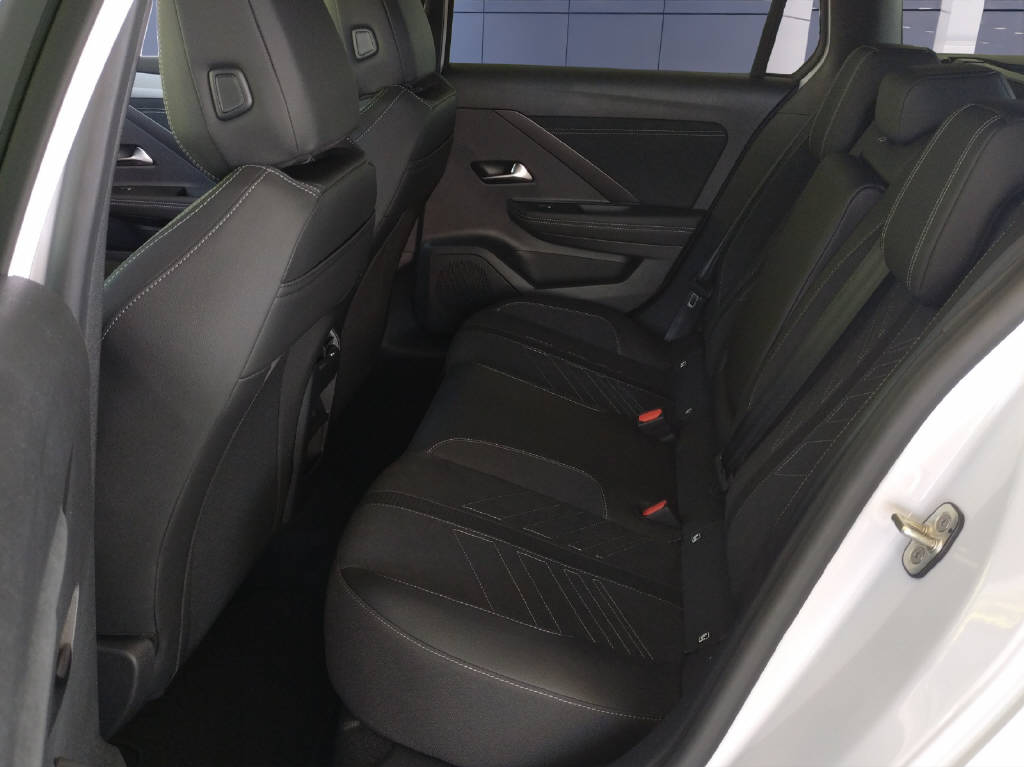 OPEL Astra-e Sports Tourer Ultimate-image-10