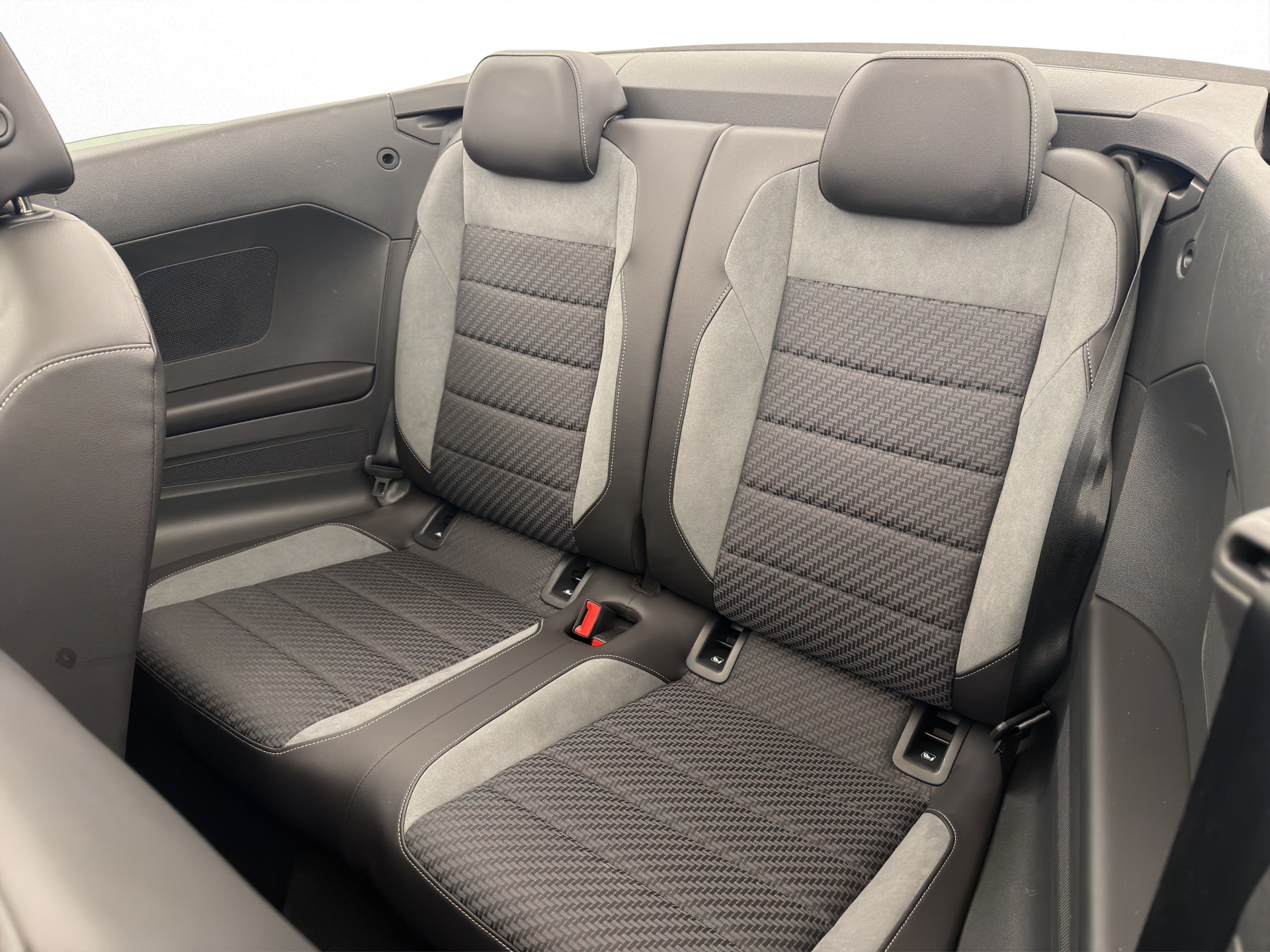 VW T-Roc Cabriolet 1.5 TSI R-Line-image-12