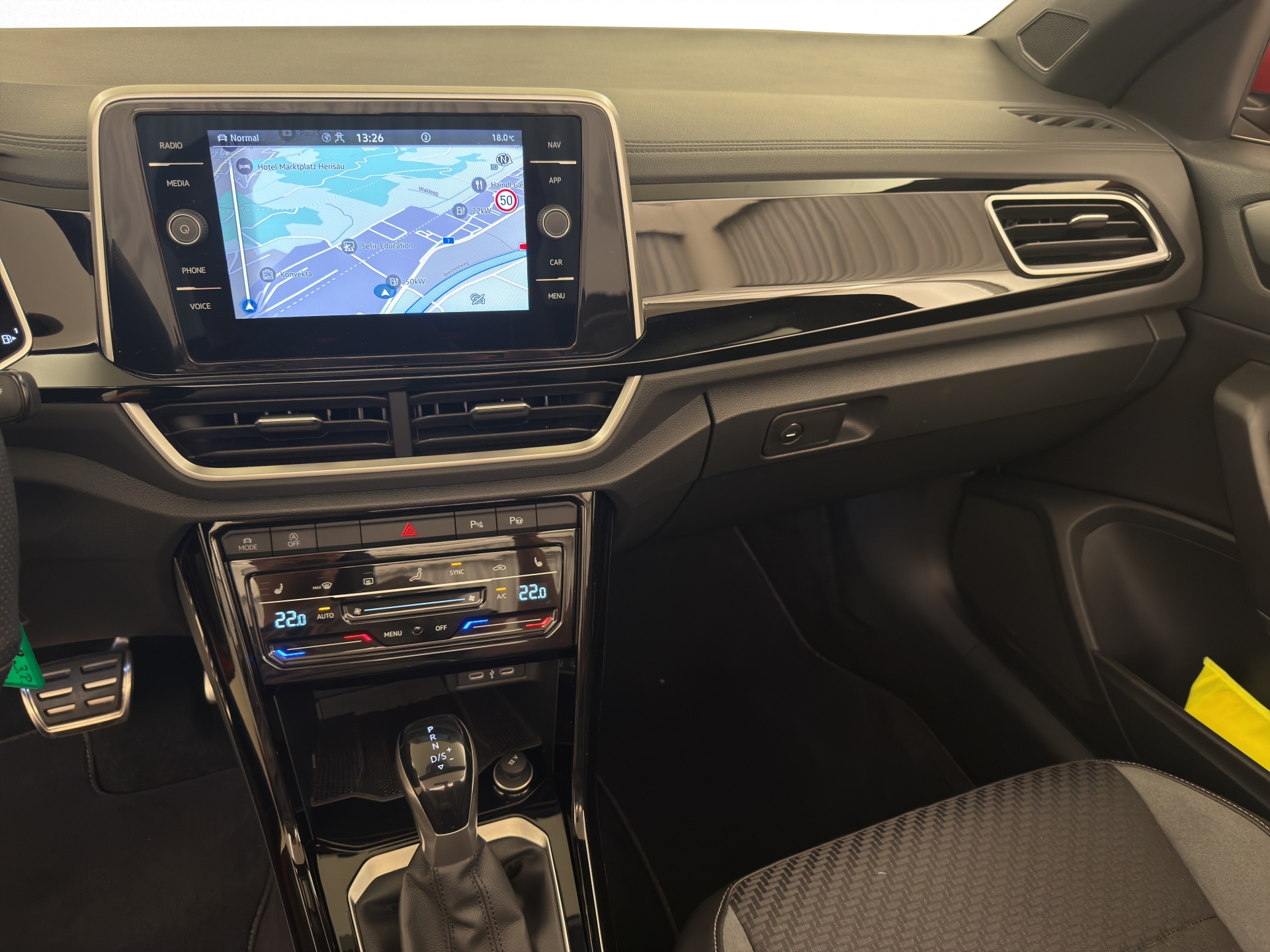 VW T-Roc Cabriolet 1.5 TSI R-Line-image-10