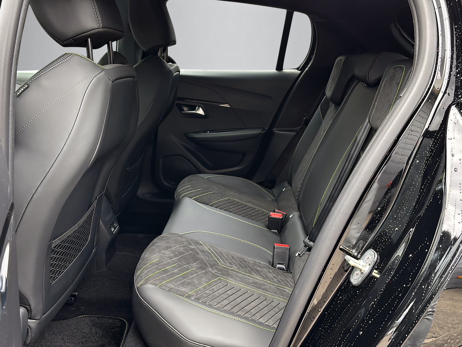 PEUGEOT 208 1.2 Hybrid 145 GT-image-6