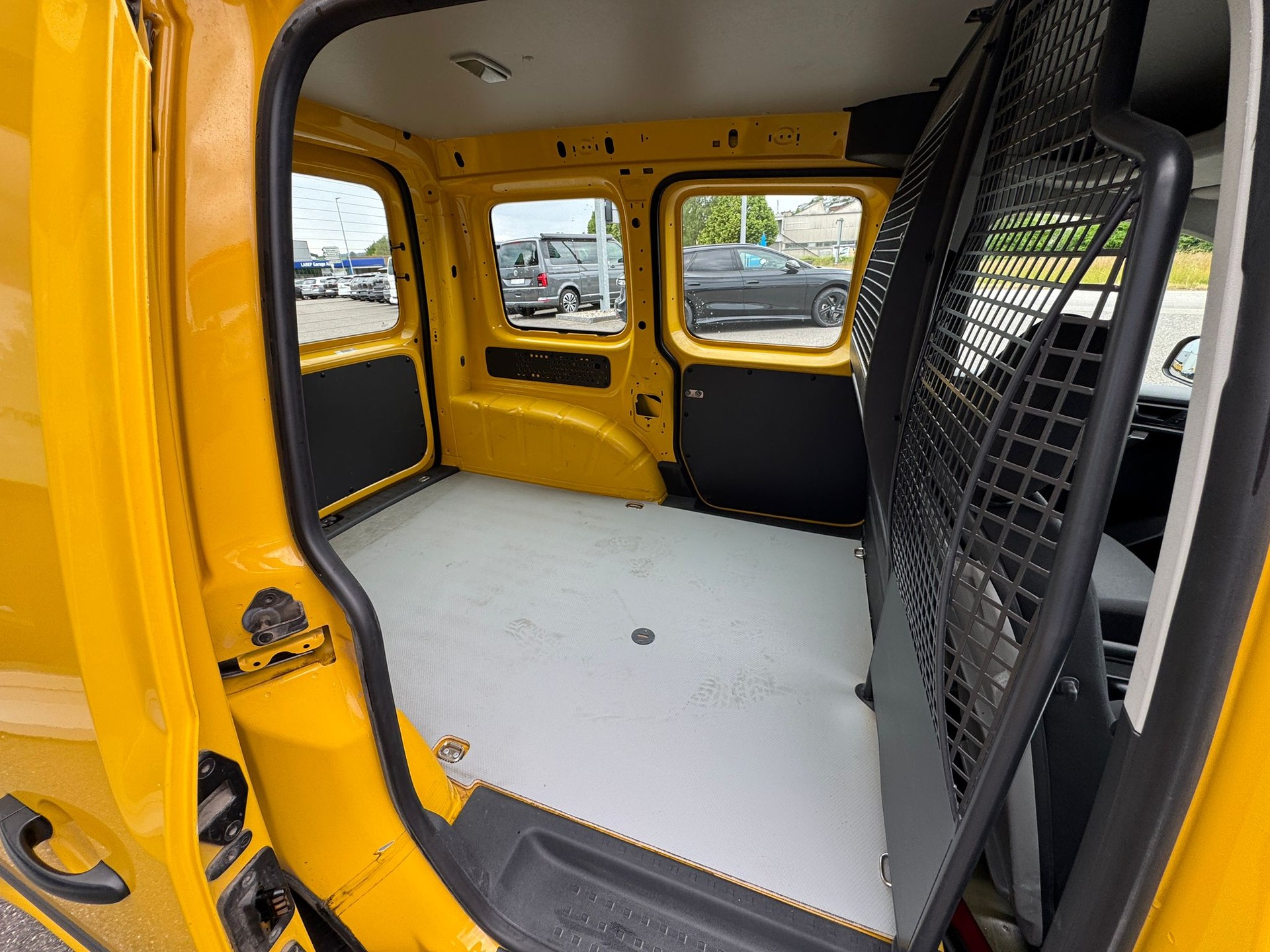VW Caddy 1.0 TSI BlueMotion Technology-image-10