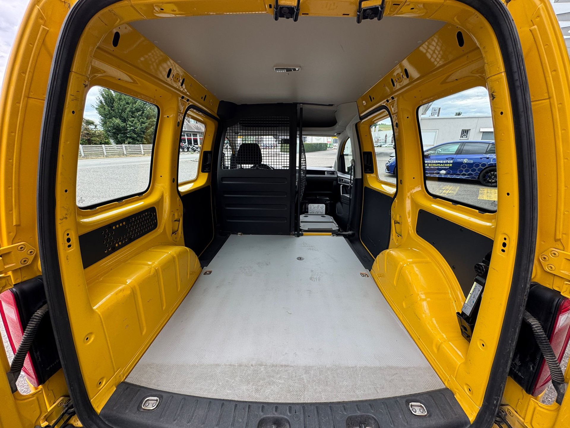 VW Caddy 1.0 TSI BlueMotion Technology-showroom-element-3