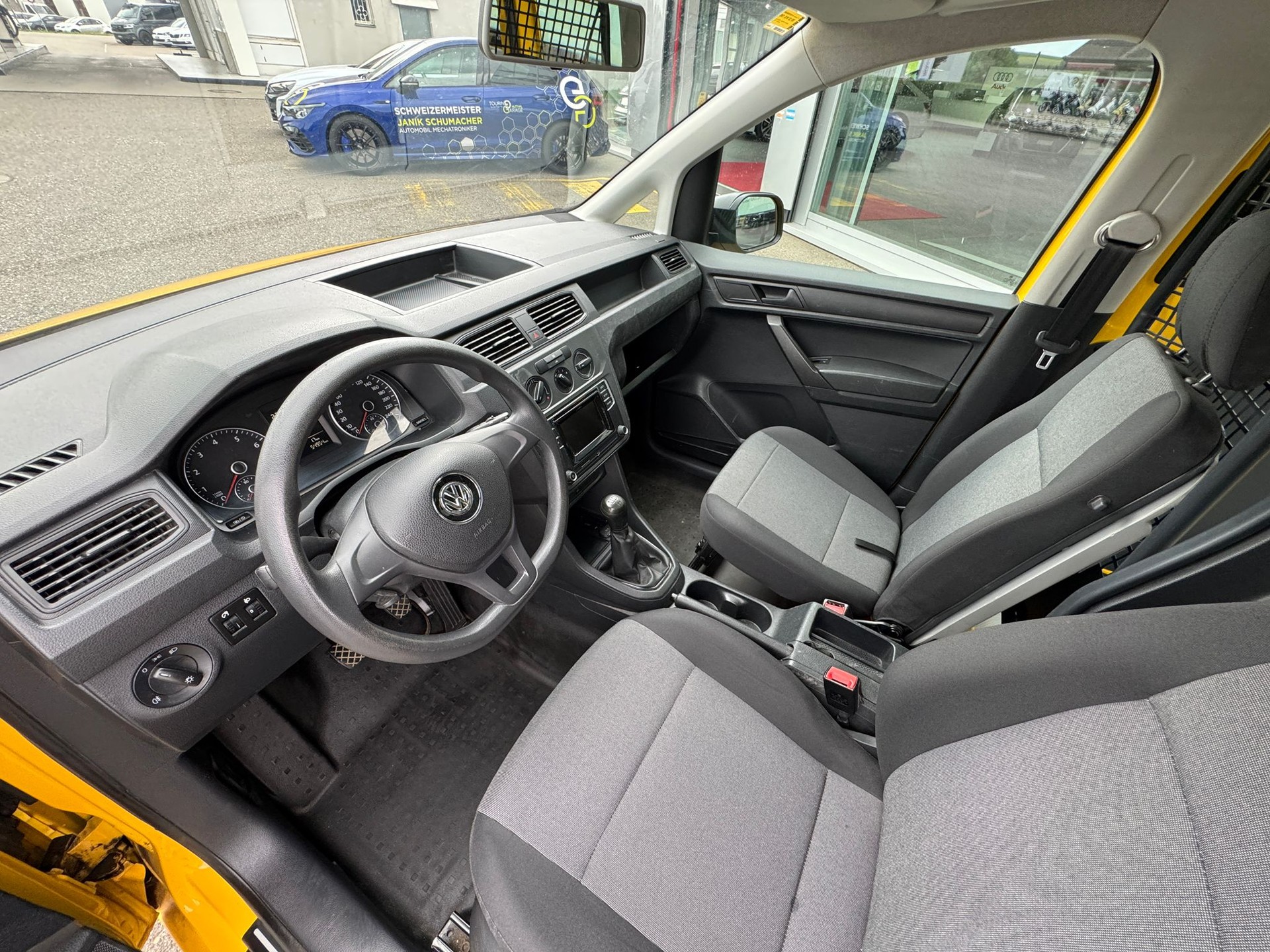 VW Caddy 1.0 TSI BlueMotion Technology-image-7