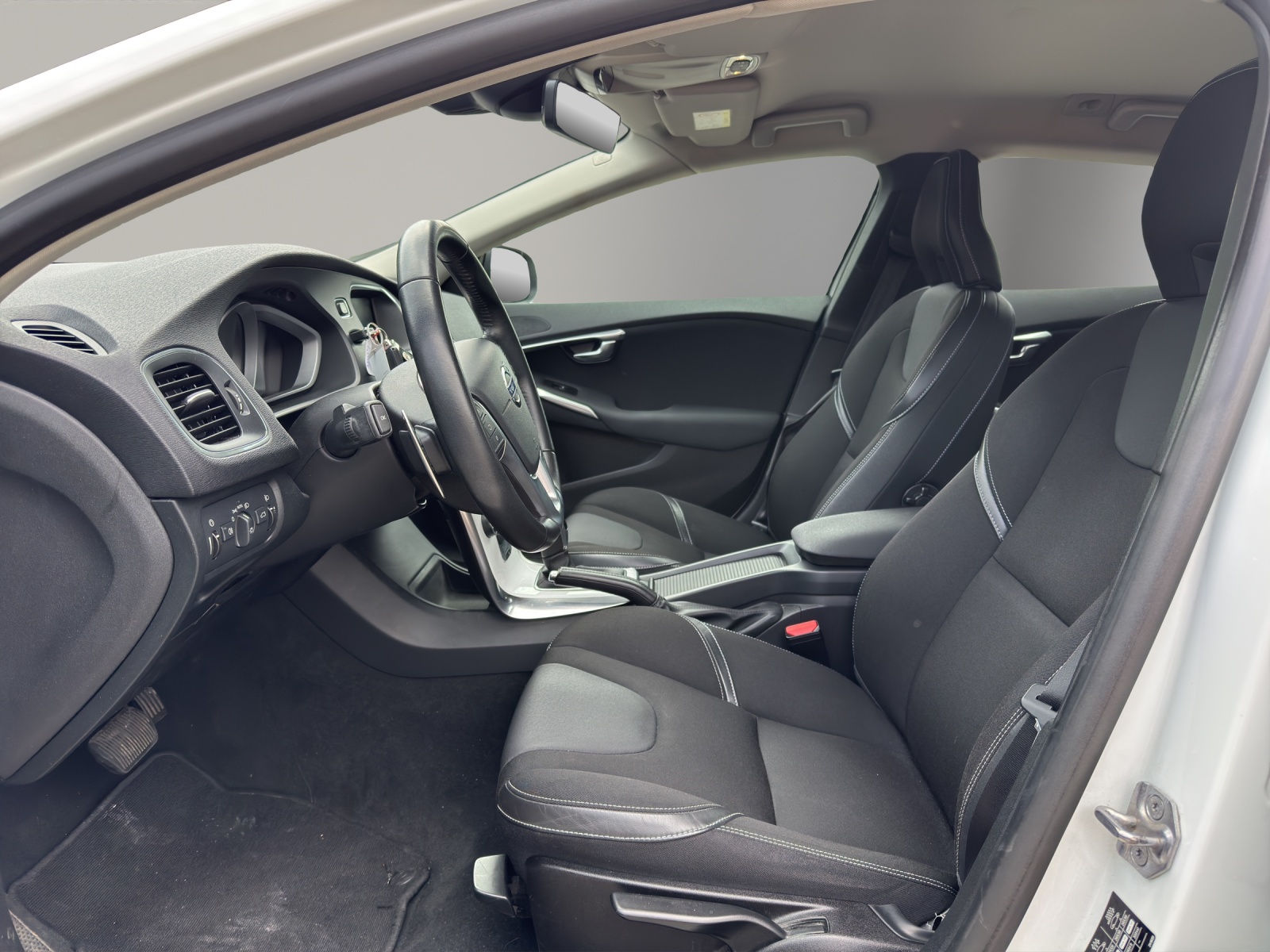 VOLVO V40 T3 Momentum Geartronic-image-8