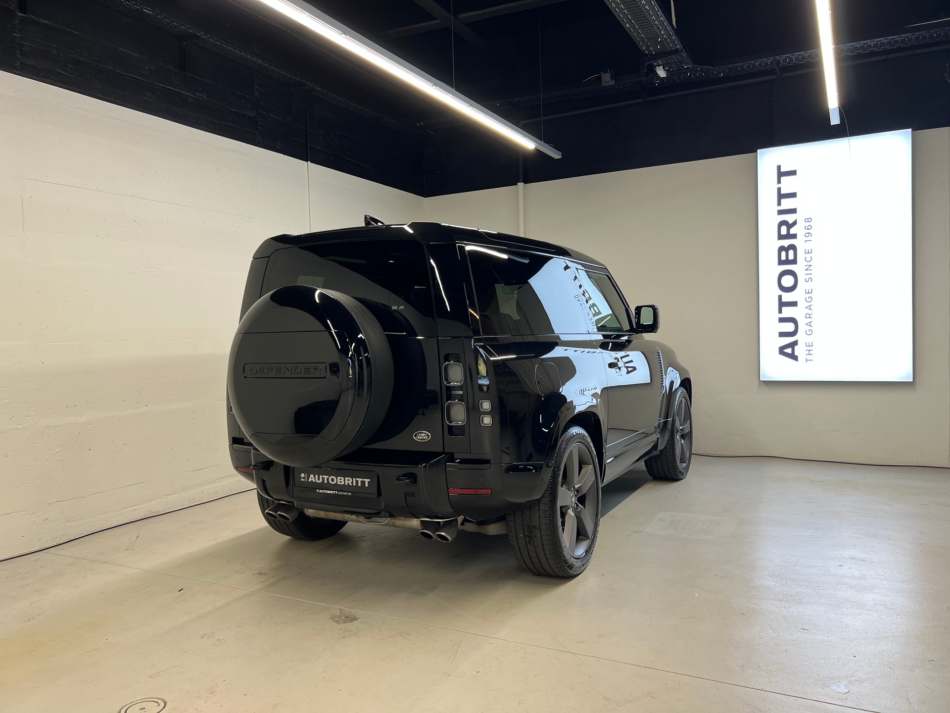 LAND ROVER Defender 90 5.0 V8 SC-showroom-element-1