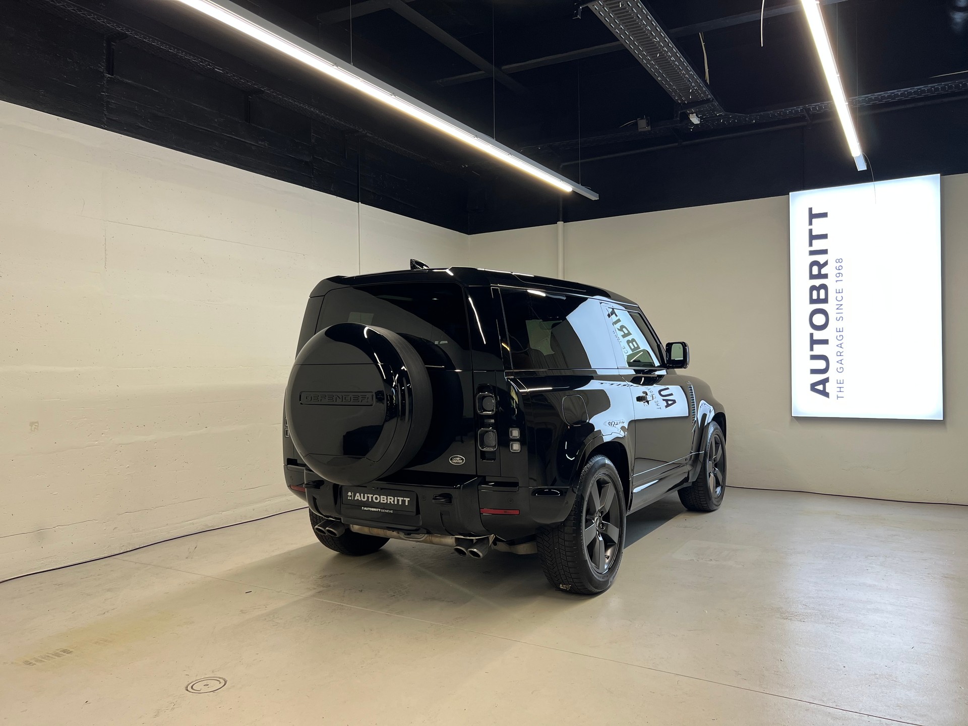 LAND ROVER Defender 90 5.0 V8 SC-showroom-element-1