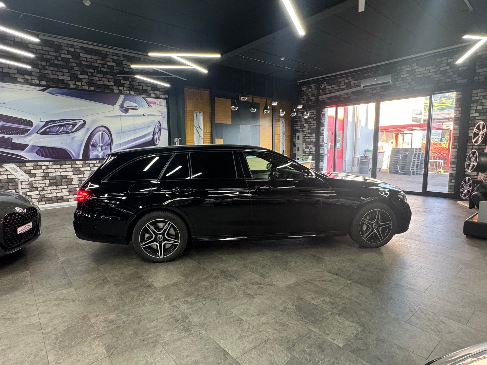 MERCEDES-BENZ E 300 de T 4Matic AMG Line 9G-Tronic-image-3