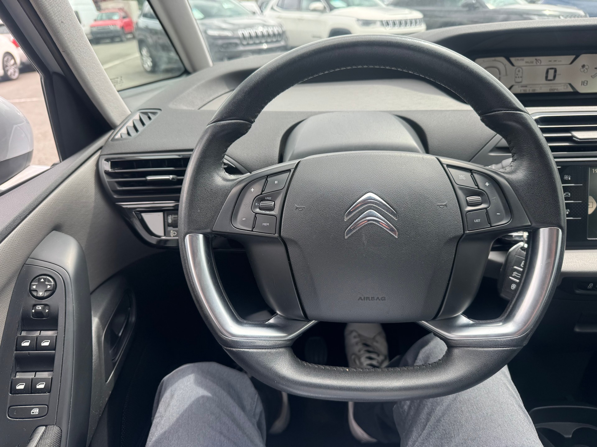 CITROEN C4 Picasso 1.6 e-HDi Attraction-image-9