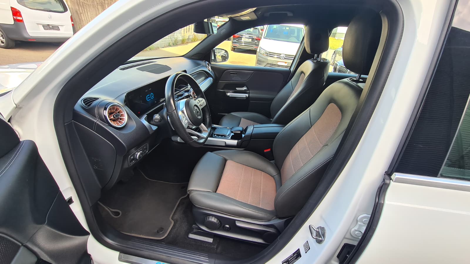 MERCEDES-BENZ EQB 350 4Matic ** 292 PS ** Voll-Leder ** Gr-Navi ** RF-Kamera ** Sitzheizung ** Modell 2022 **-image-16
