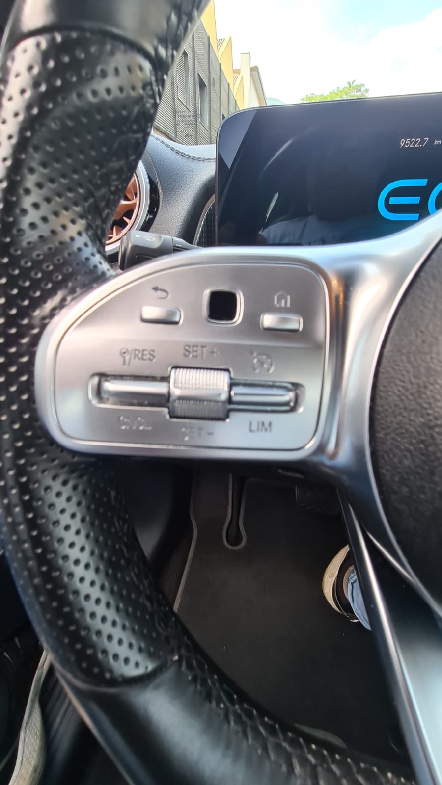 MERCEDES-BENZ EQB 350 4Matic ** 292 PS ** Voll-Leder ** Gr-Navi ** RF-Kamera ** Sitzheizung ** Modell 2022 **-image-8