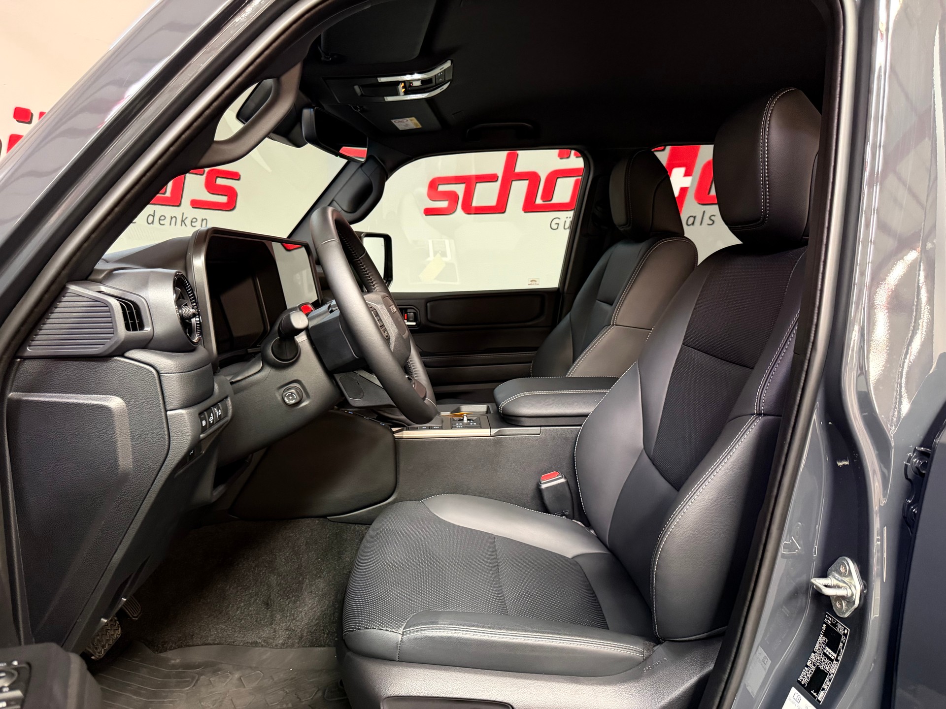 TOYOTA Land Cruiser 2.8TD 48V Style-image-13