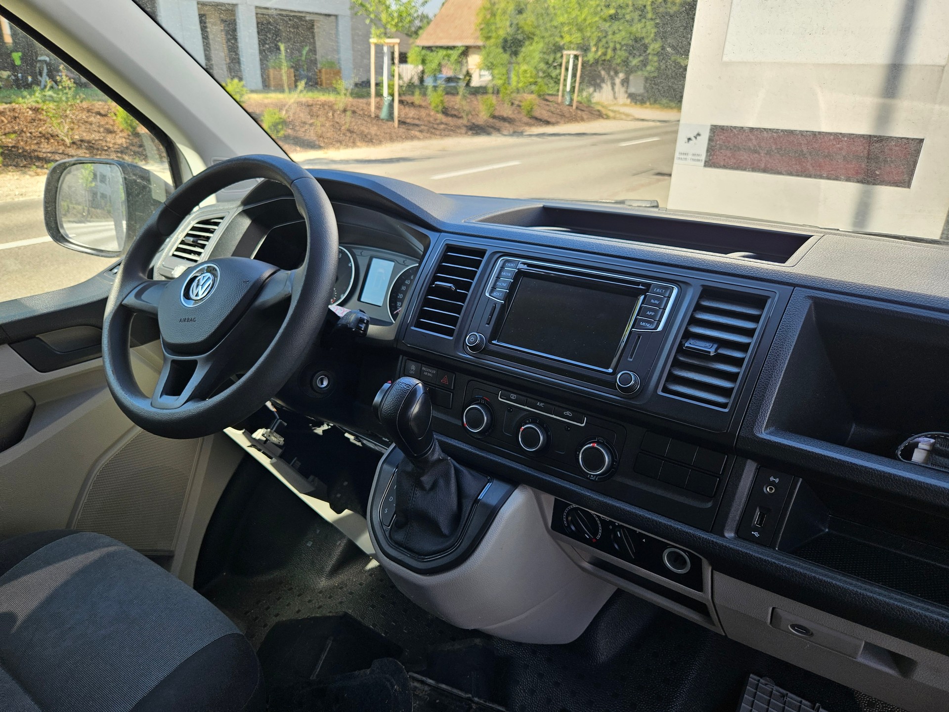 VW T6 2.0 TDI DSG Berufsmässiger Personentrsp-image-14