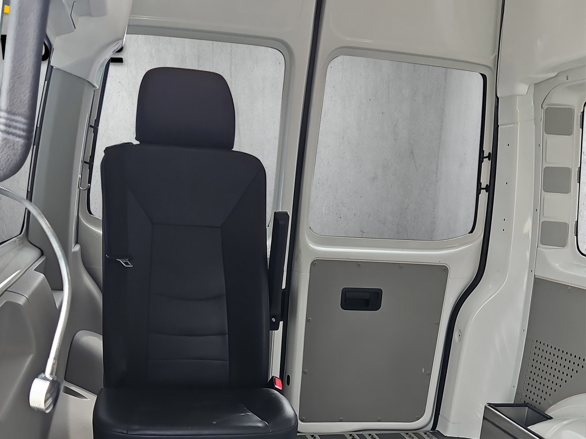 VW T6 2.0 TDI DSG Berufsmässiger Personentrsp-image-9
