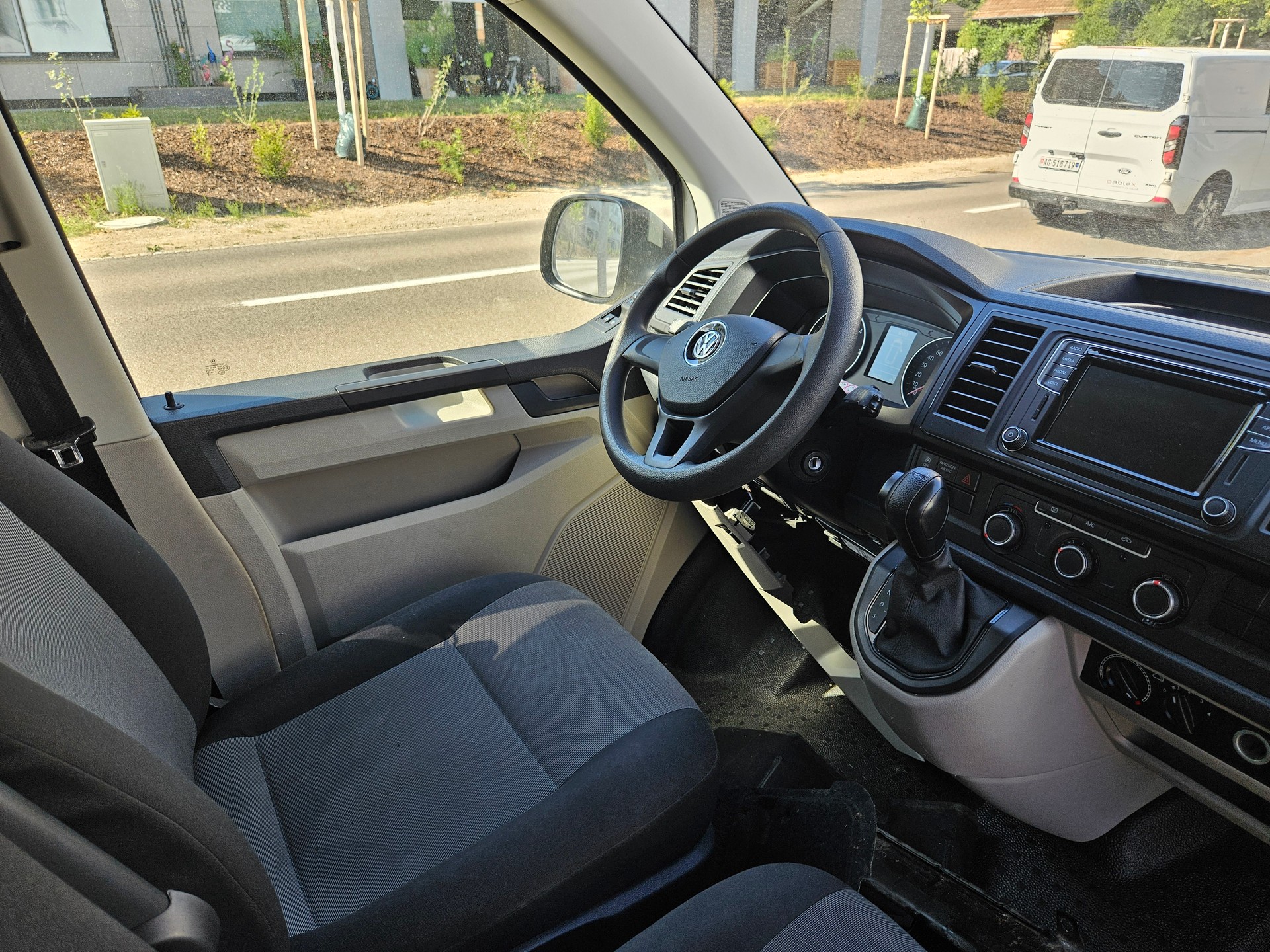 VW T6 2.0 TDI DSG Berufsmässiger Personentrsp-image-13