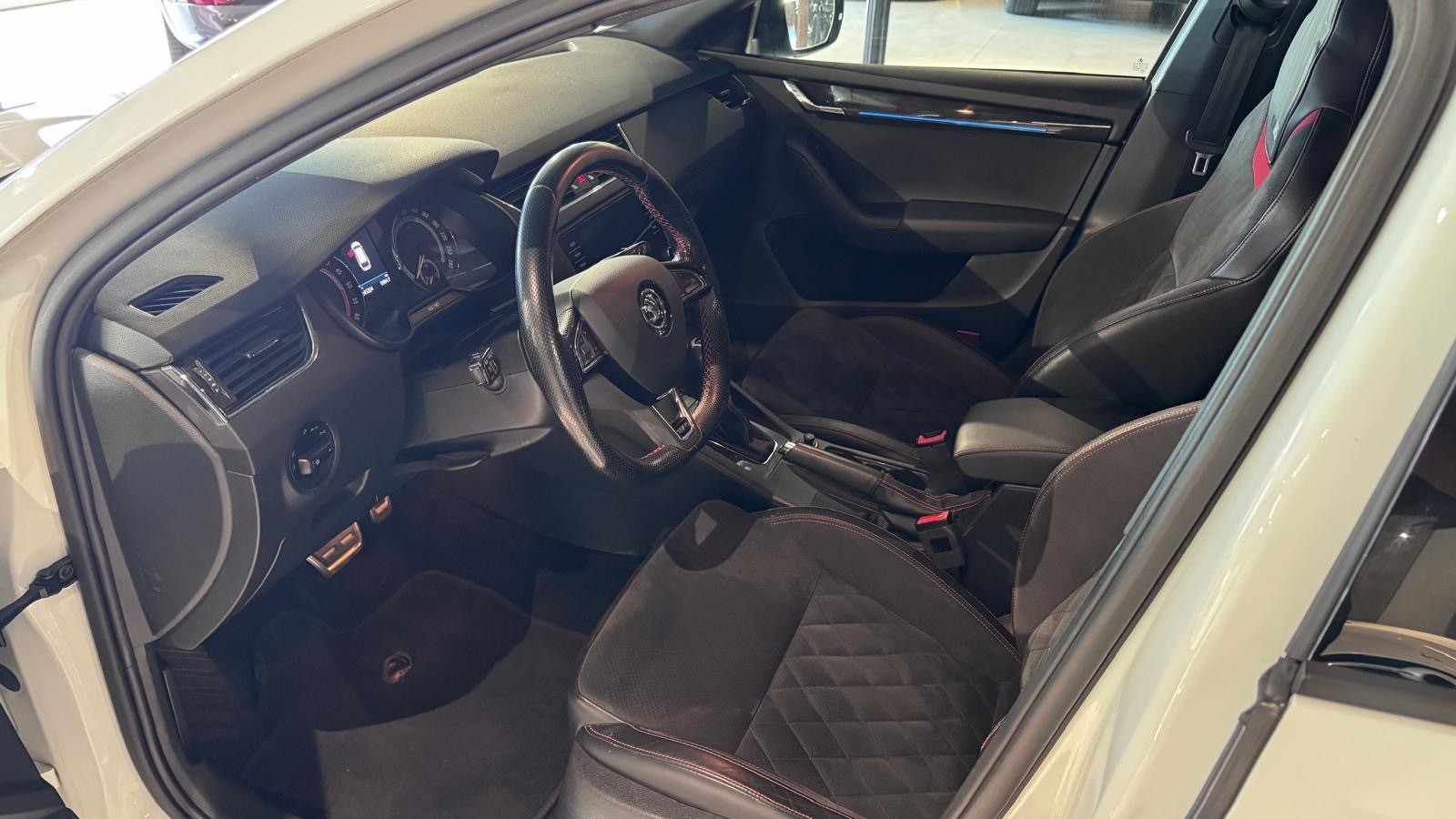 SKODA Octavia Combi 2.0 TDI RS DSG-image-4