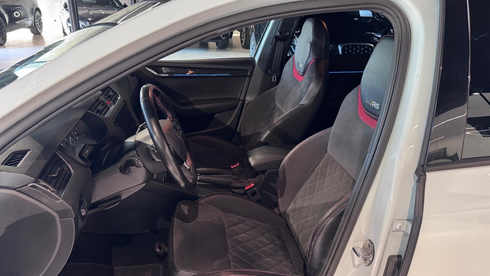 SKODA Octavia Combi 2.0 TDI RS DSG-image-5