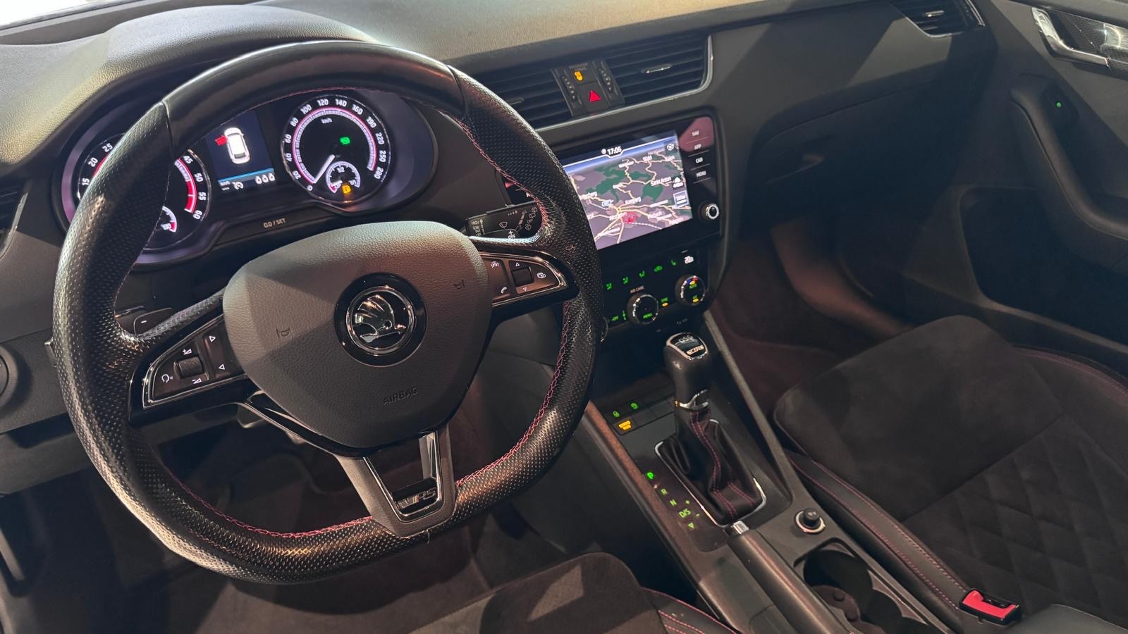 SKODA Octavia Combi 2.0 TDI RS DSG-image-8