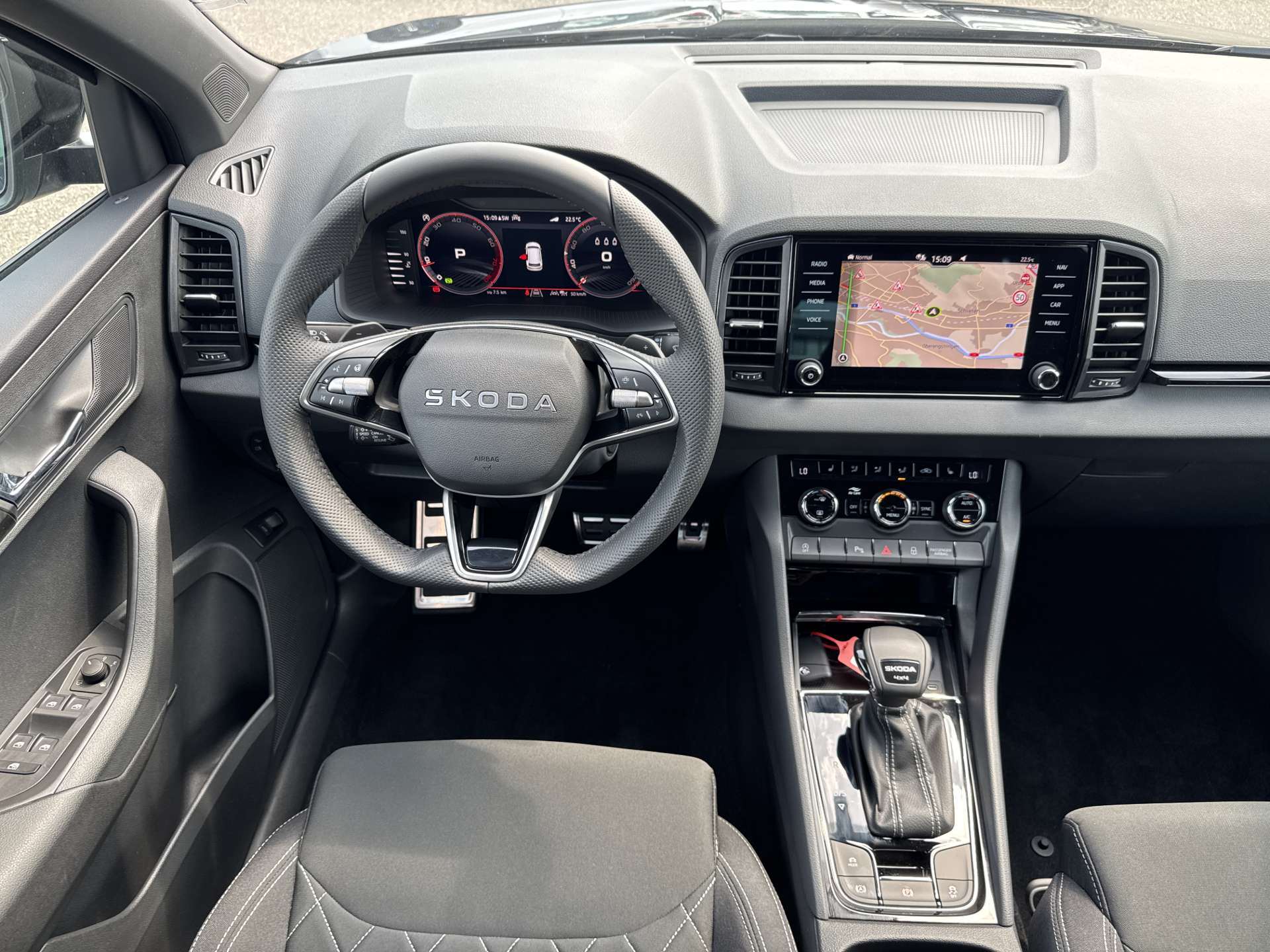 SKODA Karoq 2.0 TSi SportLine 4x4 DSG-Automat-image-3