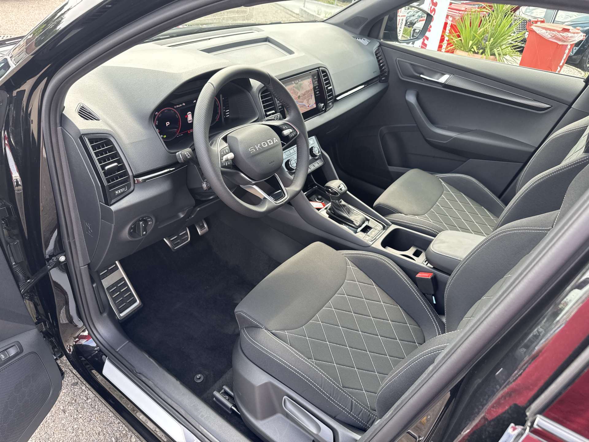SKODA Karoq 2.0 TSi SportLine 4x4 DSG-Automat-image-4