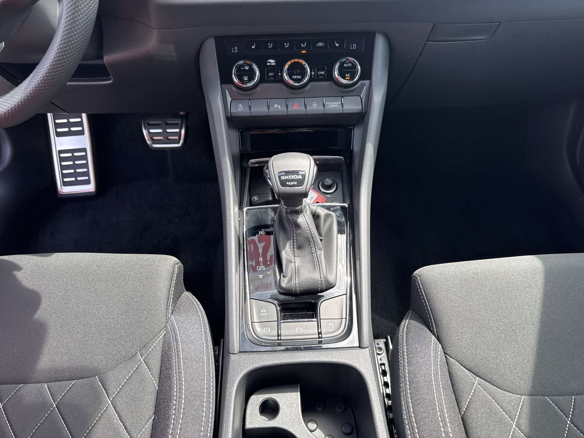 SKODA Karoq 2.0 TSi SportLine 4x4 DSG-Automat-image-10