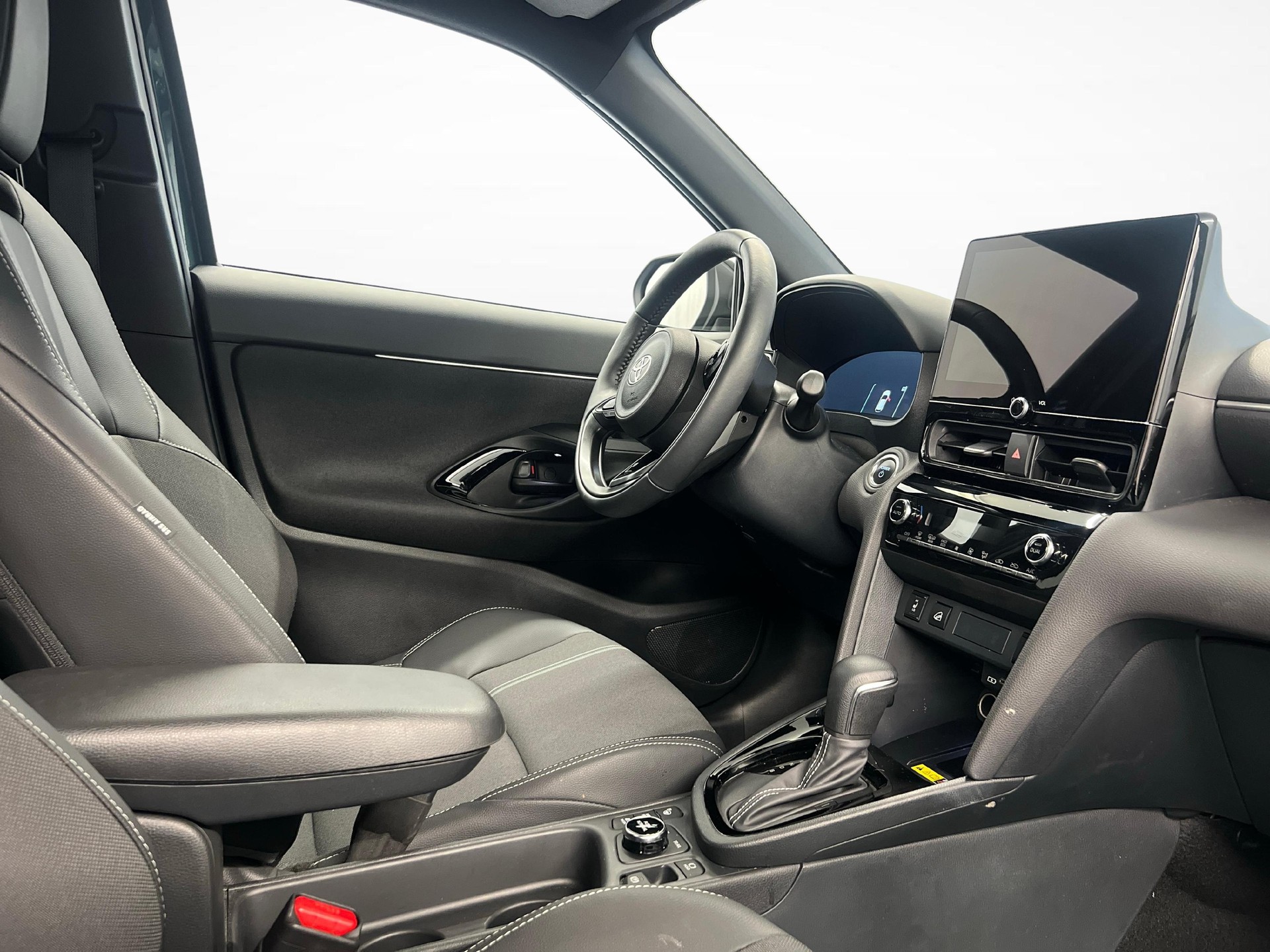 TOYOTA Yaris Cross 1.5 VVT-i HSD Premium AWD-i-image-9