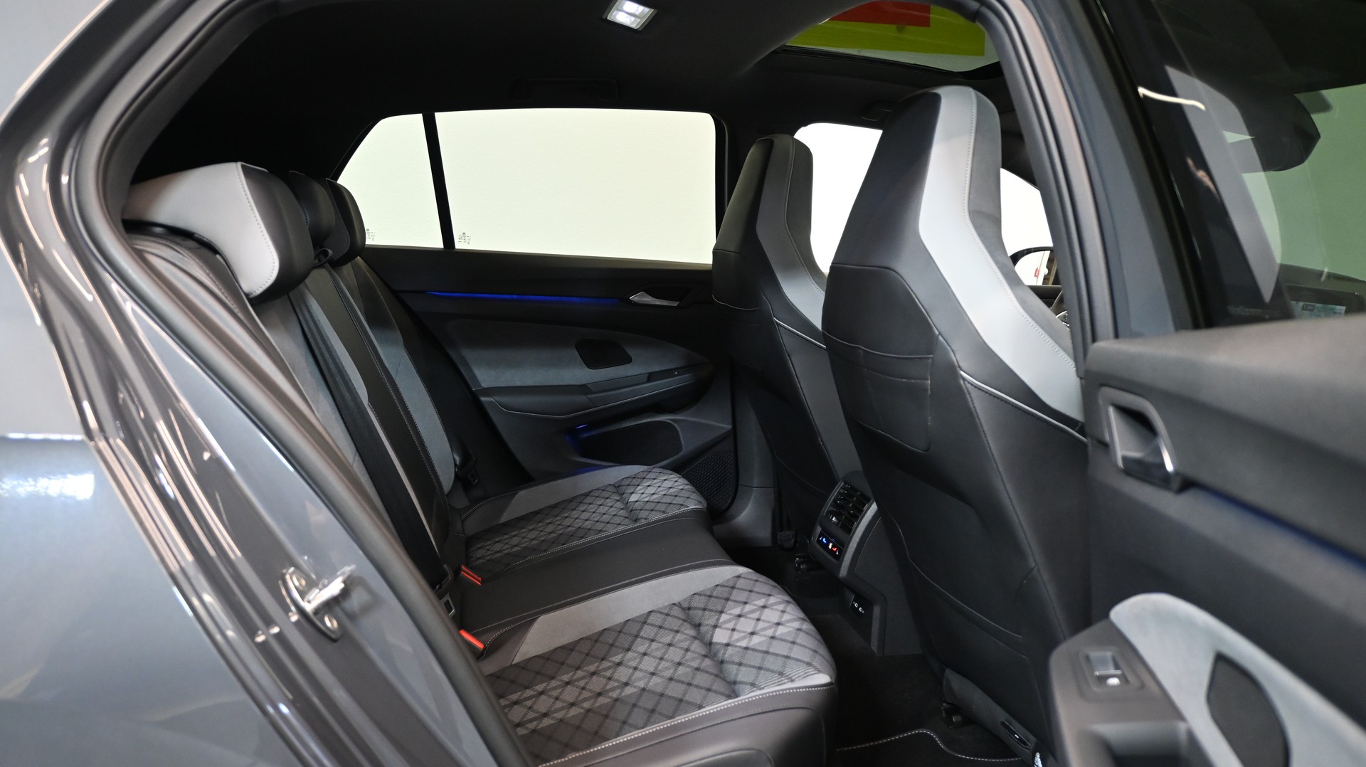 VW Golf 1.5 eTSI mHEV ACT R-Line DSG-image-6