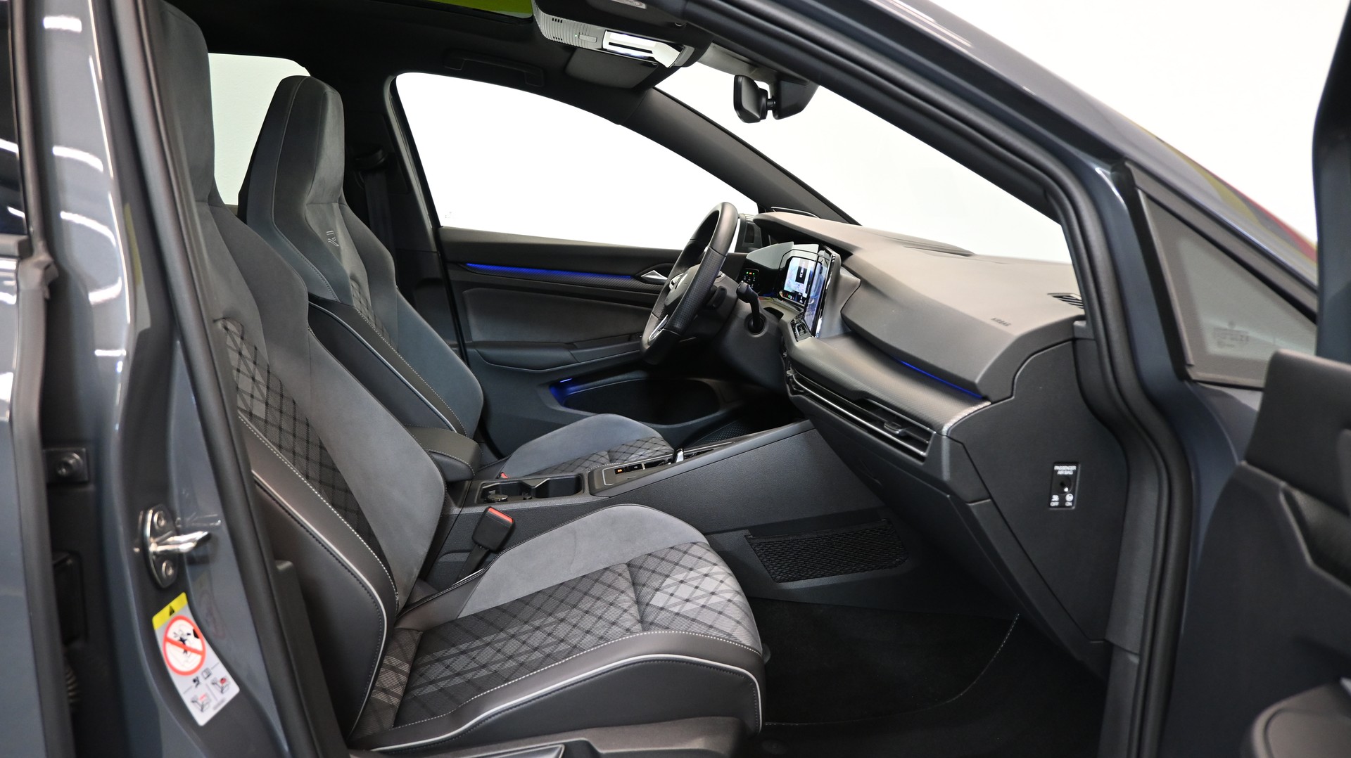 VW Golf 1.5 eTSI mHEV ACT R-Line DSG-image-3