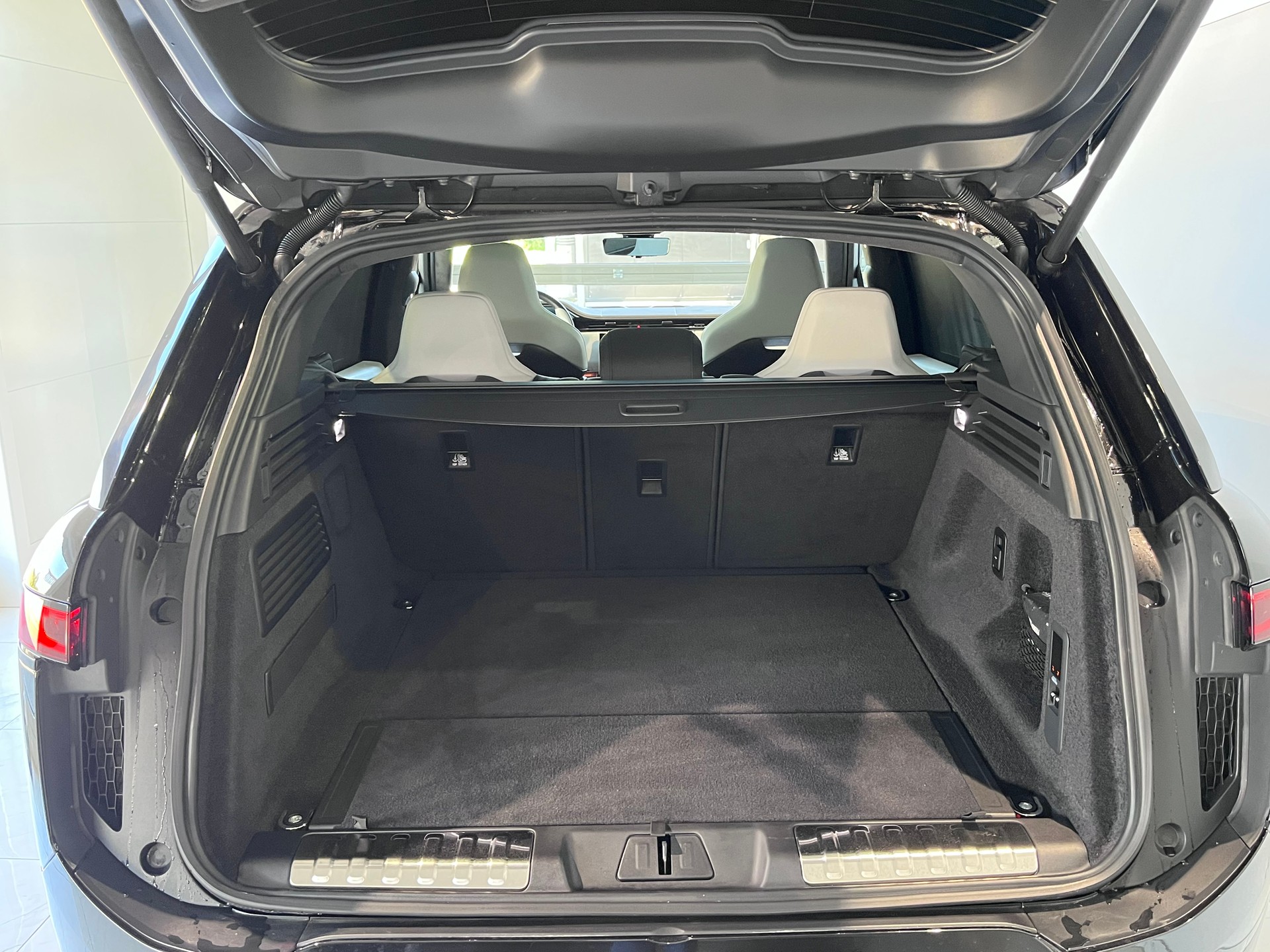 LAND ROVER Range Rover Sport P635 SV EDITION ONE-image-8