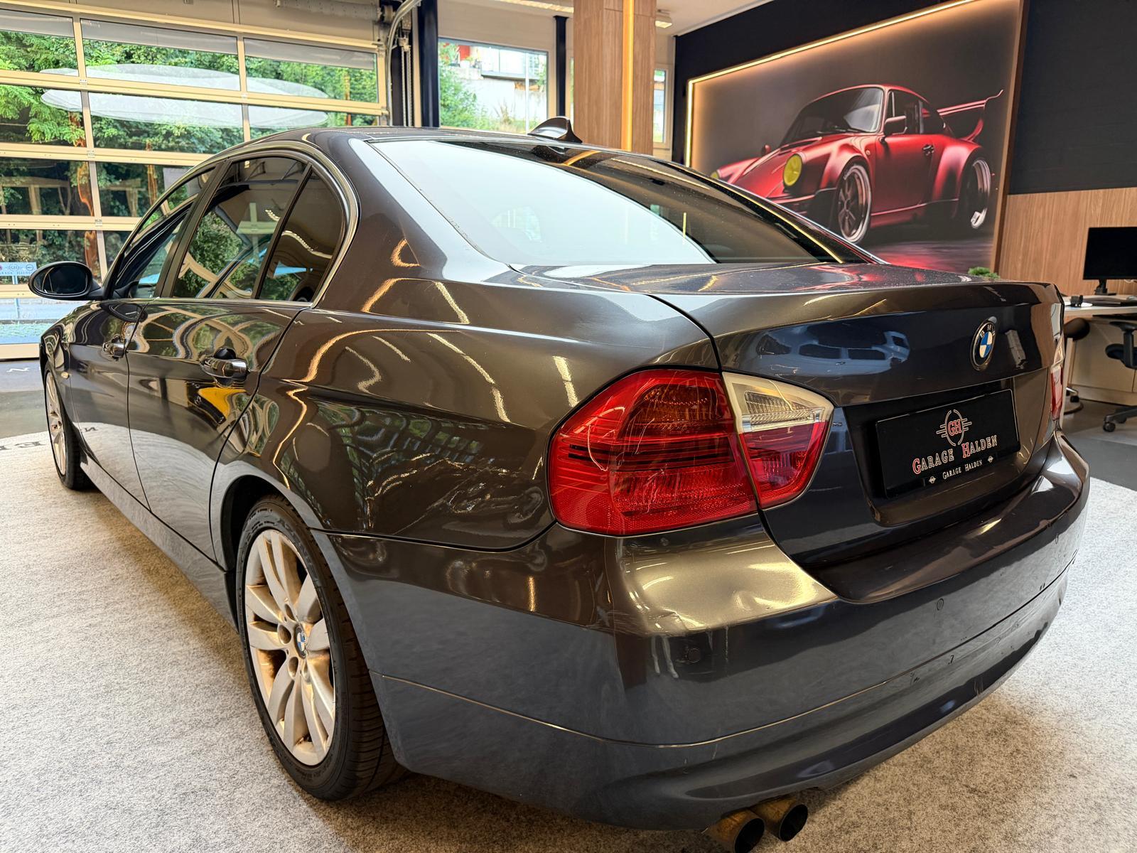 BMW 325i-image-5