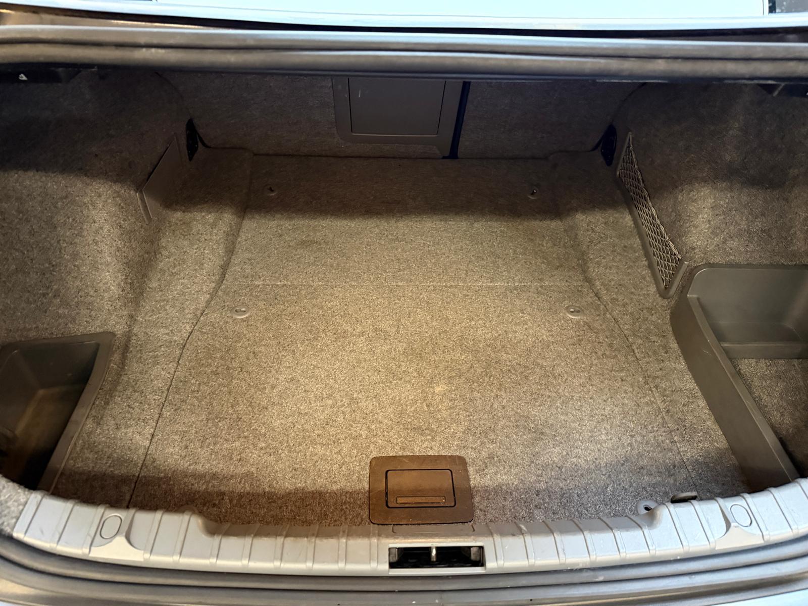BMW 325i-image-17