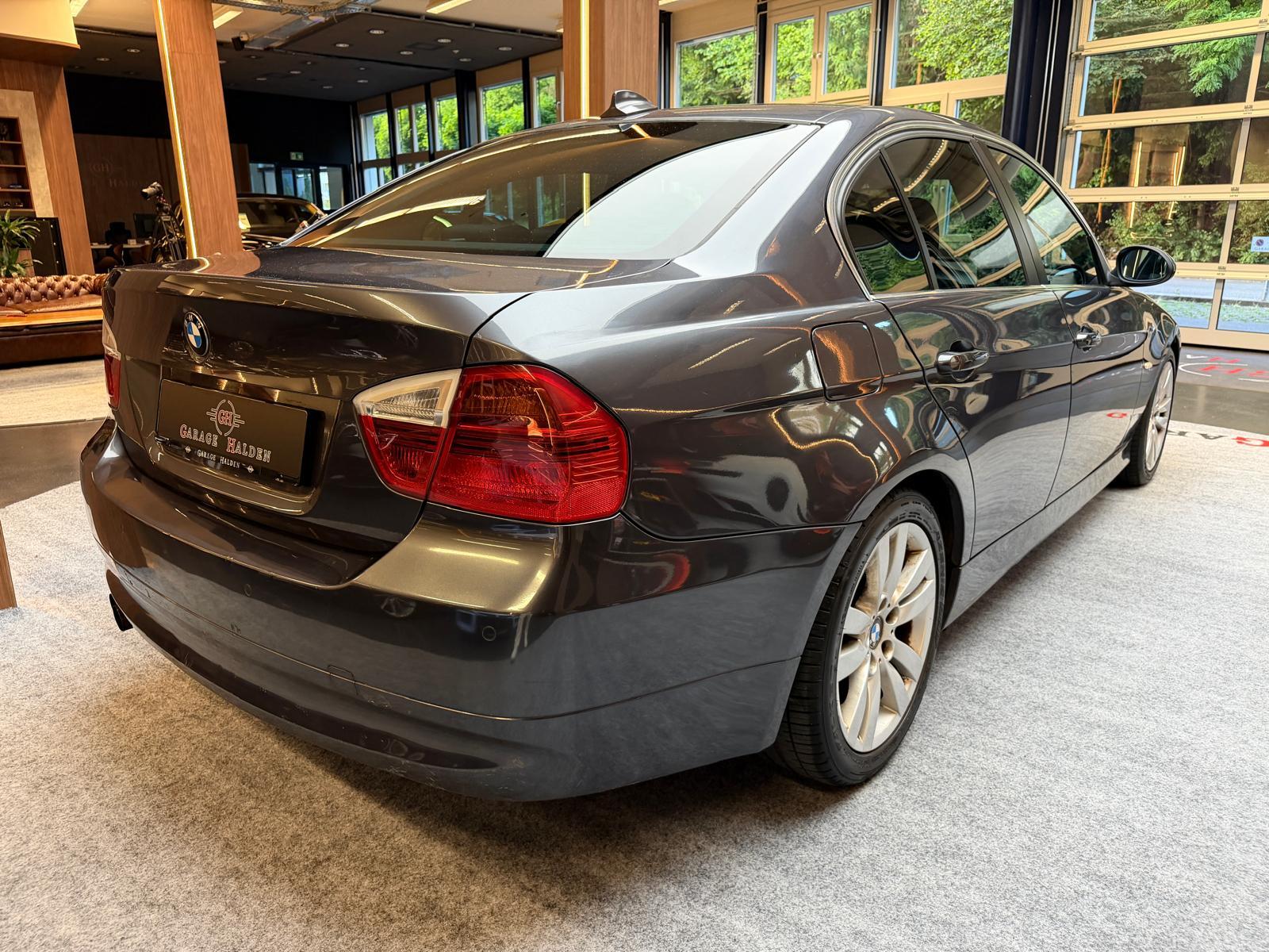 BMW 325i-image-7