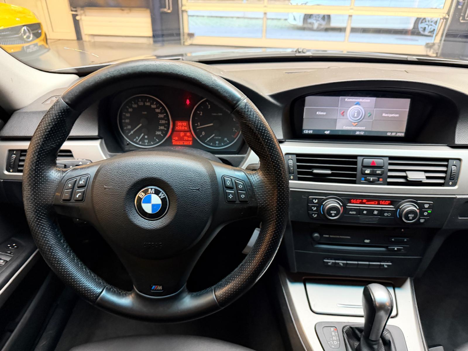 BMW 325i-image-10