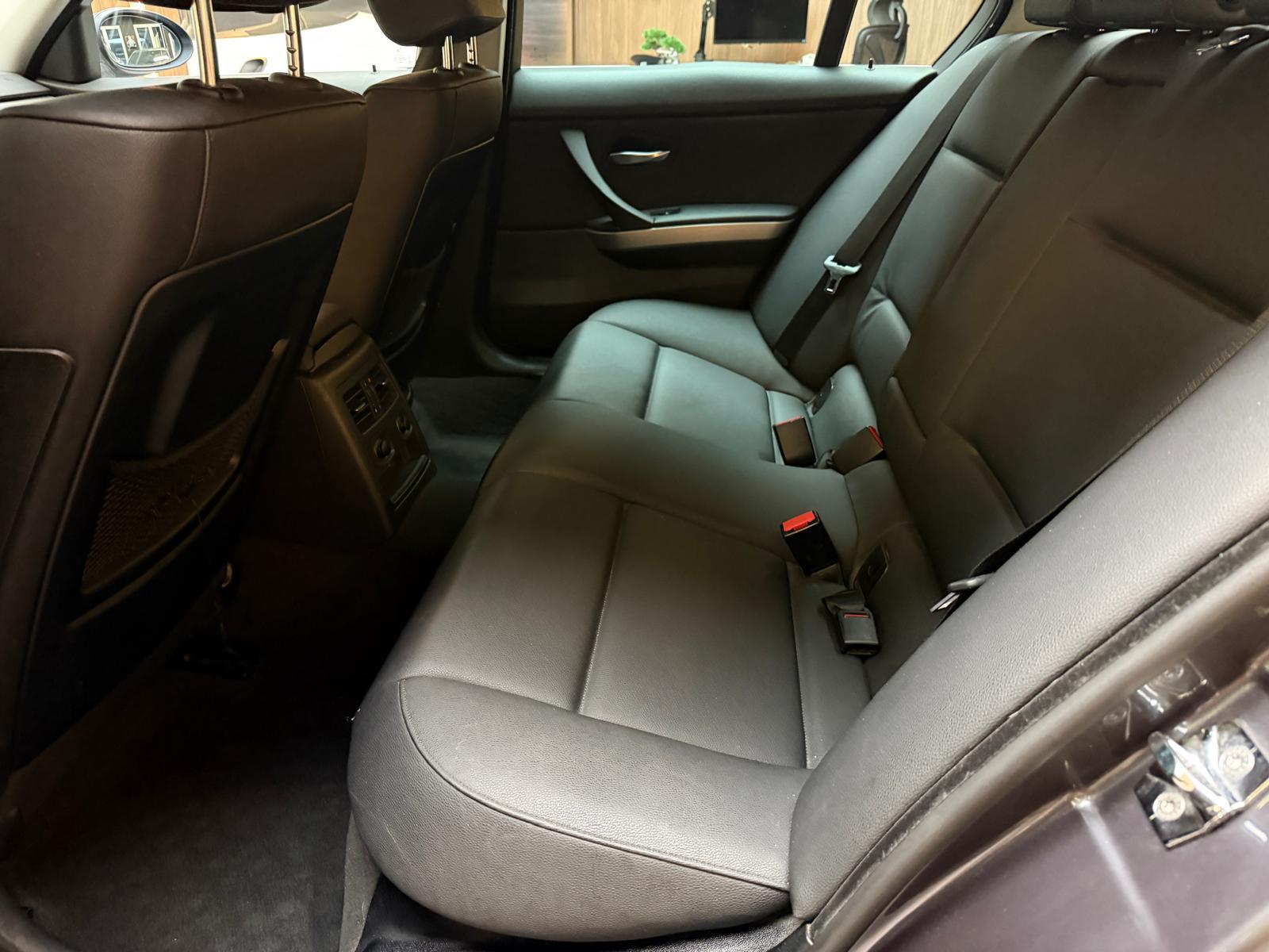 BMW 325i-image-16