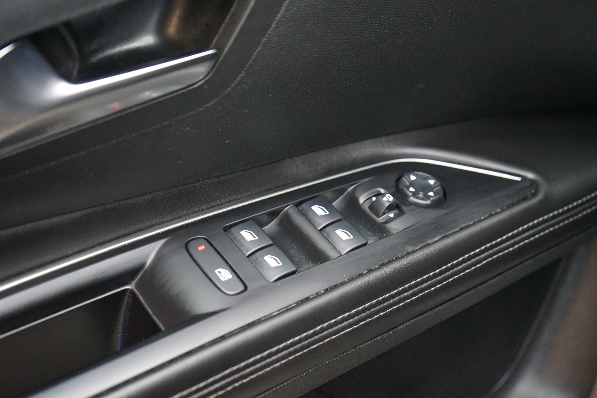 PEUGEOT 5008 1.6 THP Allure EAT-image-23